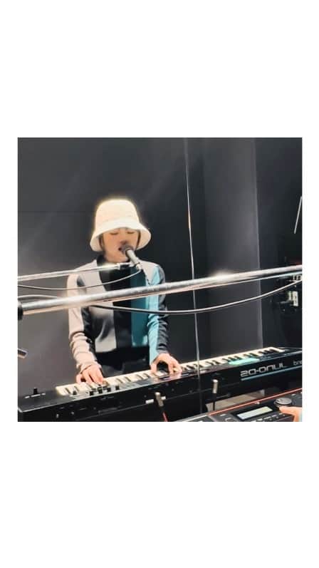 竹内夢のインスタグラム：「. 歌の練習をした日🙈  スタジオにピアノがあったので ちょっとだけ弾いてみました✌︎✌︎ いつもギターだけど、ピアノで歌うのも好きだなぁ🫶🏻  その後は新しい作品の衣装合わせで、 ウキウキが、 ウキウキウキになりましたーっ！！！🎌🎌  公開するの楽しみっ！！！  #ハナミズキ」