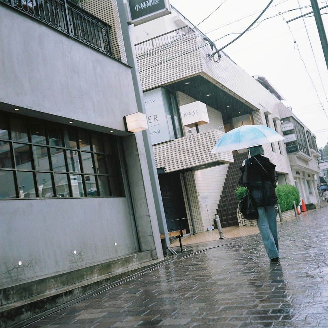 野田愛実さんのインスタグラム写真 - (野田愛実Instagram)「* お気に入りの傘☂️🩵🍒  #rolleicord」6月4日 21時20分 - noda_emi