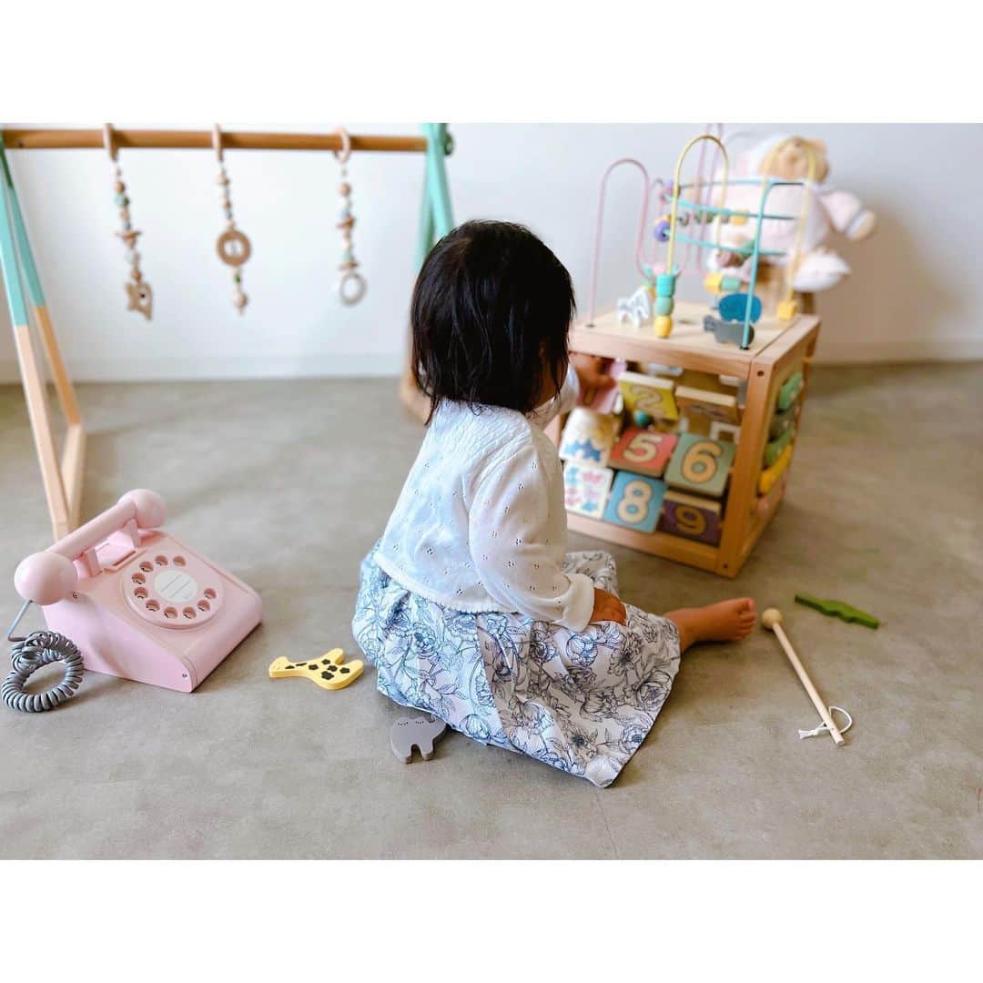 徳山沙季さんのインスタグラム写真 - (徳山沙季Instagram)「. baby toy𓂃‪𓃱𓈒𓏸 . @i_love_baby_official の「森のあそび箱」𓅯 ⸒⸒ 1歳半向けの知育玩具で娘もお気に入りです/ . ひとつのおもちゃで木琴、はめ込みパズル、迷路、数合わせ、ビーズコースターの仕掛けがあるので 飽きずに遊ぶことができます♩ 座ったままでも、立っても遊ぶことができ、限定のパステルカラーもとっても可愛いので 子ども部屋づくりがますます楽しくなります♥ 一番のお気に入りはビーズコースターのようです☺︎ . . PR @i_love_baby_official  #ilovebaby #出産祝い #知育玩具 #1歳誕生日 #ベビーおもちゃ #木製玩具 #アイラブベビー #ベビー用品準備」6月4日 21時22分 - saki.whitesnow