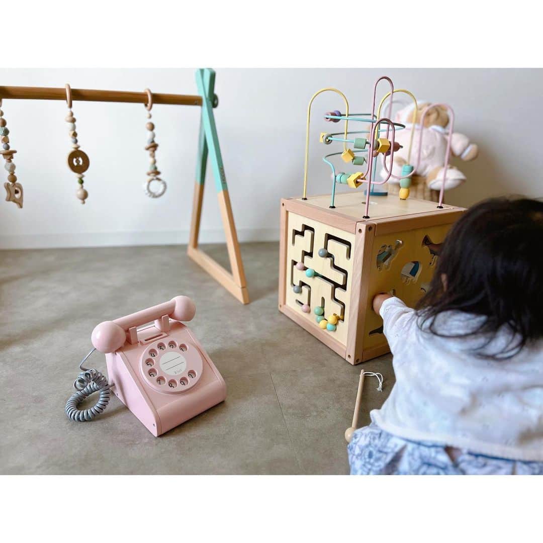 徳山沙季さんのインスタグラム写真 - (徳山沙季Instagram)「. baby toy𓂃‪𓃱𓈒𓏸 . @i_love_baby_official の「森のあそび箱」𓅯 ⸒⸒ 1歳半向けの知育玩具で娘もお気に入りです/ . ひとつのおもちゃで木琴、はめ込みパズル、迷路、数合わせ、ビーズコースターの仕掛けがあるので 飽きずに遊ぶことができます♩ 座ったままでも、立っても遊ぶことができ、限定のパステルカラーもとっても可愛いので 子ども部屋づくりがますます楽しくなります♥ 一番のお気に入りはビーズコースターのようです☺︎ . . PR @i_love_baby_official  #ilovebaby #出産祝い #知育玩具 #1歳誕生日 #ベビーおもちゃ #木製玩具 #アイラブベビー #ベビー用品準備」6月4日 21時22分 - saki.whitesnow