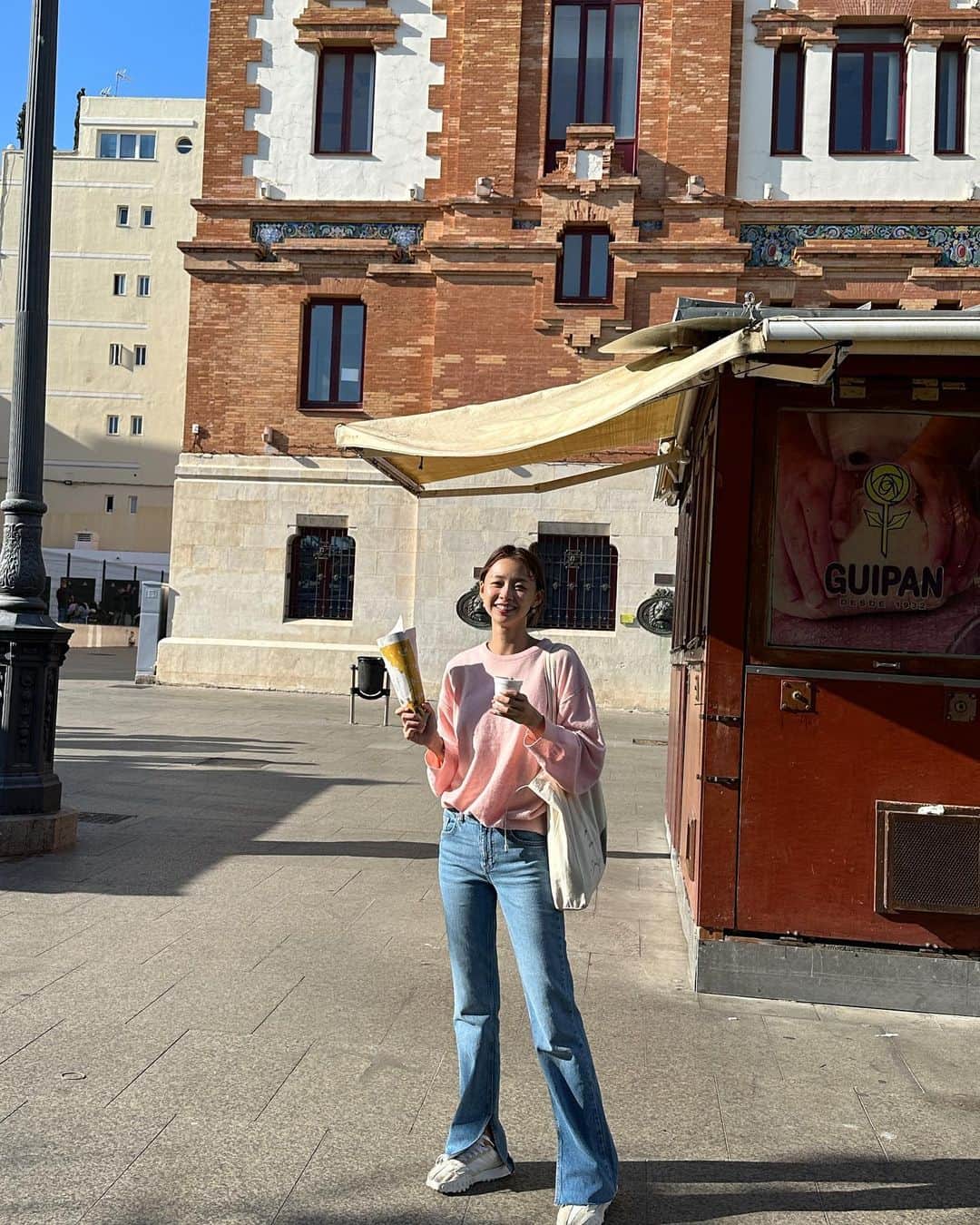 吳斐莉のインスタグラム：「時間到了就要吃吉拿棒🤤  現在已經很習慣西班牙吃飯時間 下午2、3點才吃中餐 到了5、6點就會看到 有賣吉拿棒的店坐滿滿的人 然後大～家桌上都是 吉拿棒配一杯熱巧克力跟咖啡🤤  這時候專門詐吉拿棒的店也會開 大概就開2小時而已 看是要選一家咖啡廳吃 還是外帶吉拿棒  真的是太享受啦～ 我每天都好期待吉拿棒時間🤣  然後晚上9點後才吃晚飯  但我發現西班牙人跟本沒在吃飯😂 就吃一點點tapa配酒而已～  老公一直說～ 來這裡肌肉都沒了 然後我大概又瘦了🥲」