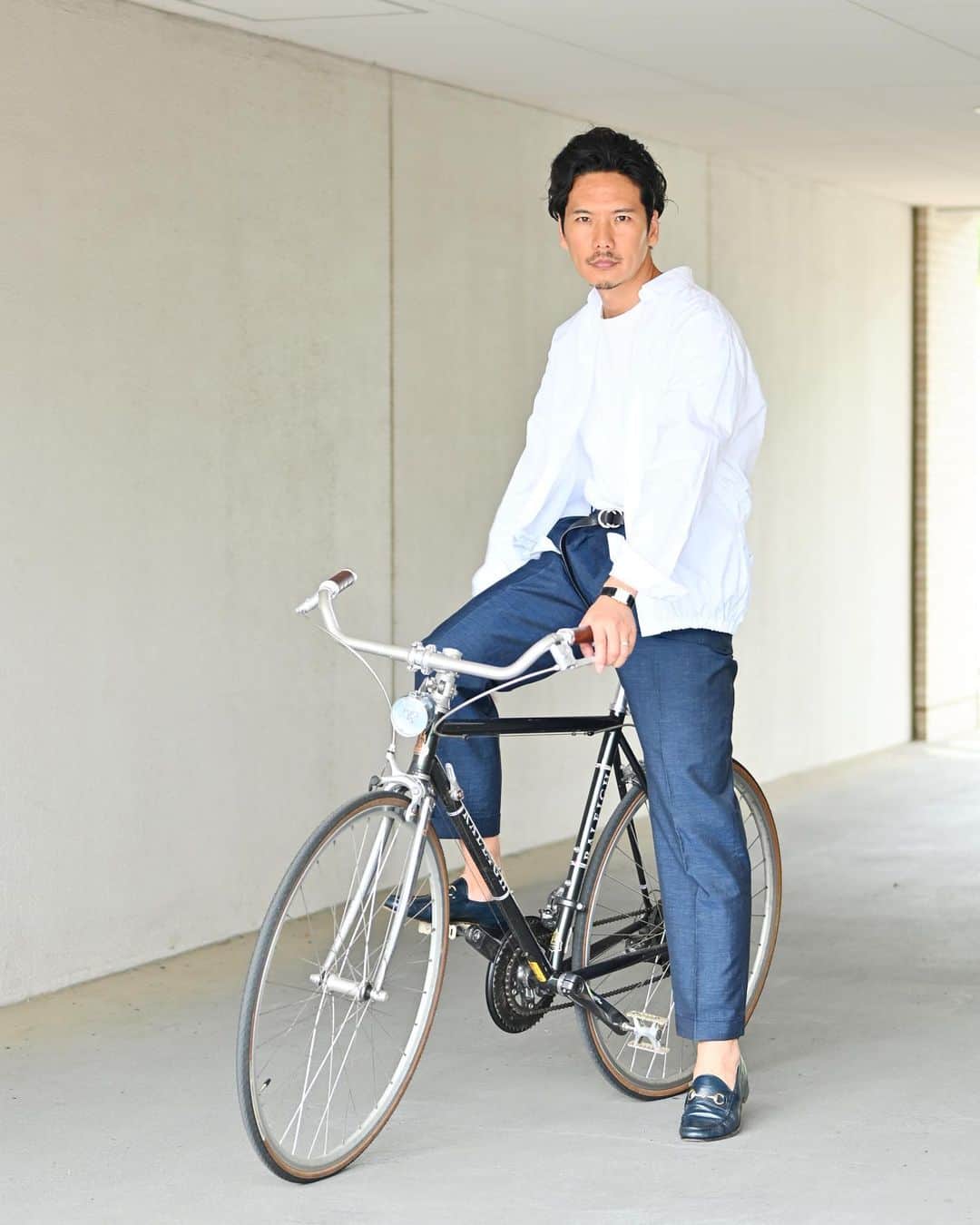 Shuhei Nishiguchiのインスタグラム：「"Pottering Sunday"◀︎◀︎◀︎8pics 近所を自転車でぶらぶらと。 限りなくシンプルなスタイリングで。  【ITEM】 Shirt Blouson： @jilsander  T-shirt： @beams_f  Trousers： @bernardzins  Shoes： @gucci 80's Watch： @cartier 70's Bicycle： @raleighbicycles custom  #mensstreetstyle #mensclothing #vintagefashion #vintagewatch #mensweardaily #spezzatura #outfitmen」