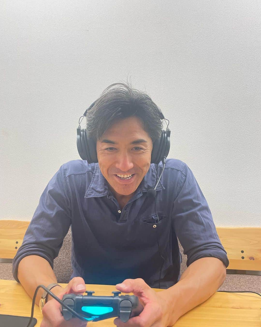 G.G.佐藤のインスタグラム：「はじめてのスト6ゲーム配信 スト2で止まっていた時間が動き出しました。 ザンギエフにボコボコにされたけど、めちゃくちゃ楽しかった！ また TwitchアカウントはGGsato4648やるので、お楽しみにー。  #streetfighter6」