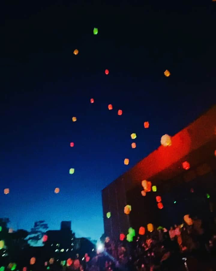 有村莉彩のインスタグラム：「.♡.  昨日、三郷市文化会館 様にて行われました 🎀埼玉ブロック大会 三郷大会🎀 公式アンバサダーとして参加させていただきました✨  #エプロント 様のお店に立たせていただき、販売の お手伝いも..🙇‍♀️（ありがとうございました！🥲💕） メインは、とっても美味しい🍋特製レモネード🍹 スタンダードの他にレッド、ブルー、グリーンの レモネードも💛❤️🩵💚  おいしいだけじゃなくって、みためもかわいいのは、 やっぱりテンションあがるよね🥰 （ブルーがダントツ人気で完売しました！😳✨）  大人のみなさまには、レモネードサワーも😏 （2杯のみました、とってもおいしかったです）  エプロントさんのレモネードは、檸檬の酸味と甘みの バランスが絶妙すぎて！！とってもおいしいの！そして後味のさっぱり感もたまらない〜🫶🏻たくさんの方が おいしくいただけるレモネードです☺️  たくさんの方が足を運んでくださり、お手伝いを通じてみなさんとお話ができたり、知っていただけたり、 頑張ってくださいとか、かわいい〜って 褒めていただけたり🥹笑（優しい世界）  たのしいとしあわせがぎゅっ！と詰まった時間でした。  ファンの方も、きてくれました〜！🫶🏻✨ お天気が不安だったり、他の予定とかもきっとある中で、時間をつくってくれて😚おはなしもできてうれしかったな〜🌈（いっぱいおかわりしてくれてｱﾘｶﾞﾄｯ!!😂）  さやちゃんとおひるごはんたべたよ✌️  イベントの最後にはスカイランタン🌟三郷北高等学校の吹奏楽部さんがとっても素敵な演奏！✨またあいたいな〜💭みんな暖かくってたのしいのに、演奏中とってもかっこよくてだいすきになってしまいました😂笑  勉強もしなきゃいけなくて大変なのに部活も頑張ってるなんて最高すぎる！！これからも応援しています🌟  願いを込めてくださいってアナウンスがあったので、 私は「 もっともっとたくさんの人に少しでもしあわせな気持ちを届けられる存在になりたい、そしていつか、誰かの毎日を頑張れる理由になれたらうれしいな 」って お願いしました。  半年後、1年後なんて本当わからないけれど、来年の今頃の自分が今よりも成長できているといいな〜  自分の無力さ、未熟さ、をとことん知っているからこそいつも周りにいてくれる方がまぶしく、キラキラして みえます。生きていればいろんなことがあるのに、 おうちのドアを飛び出してみたら、みんな笑ってて、 そして誰かに優しくって。  それって、当たり前におもいがちだけど、とっても素敵な事なんだよね、うれしいよね、些細な事だとしても 誰かが誰かに何かを届けていて、支えているのって、 にんげんかっこいい、、  何かが存在しているって 絶対に理由があると思うんだけど、、  例えば、身の回りにあるもの、何でこんなアイテムが 誕生したんだ、、？こう思って作ってくれたのかな💭  なんて、勝手に妄想したりするとすごく楽しいし、 この世界は、意外と誰かの優しさやアイデアで 満ち溢れているんだなあって事に気付けて、自分に しあわせが蓄えられていく！（アイムハッピー🤗）  何してても笑えない、なんで生きてるんだろうって 思った事もあったけど、私は何にもみえてなかった、 みようとしてなかっただけだった〜って  珍しく長文で、おそろしい、、、 本当！！！うるさいんですけど！！！  言葉すら届けられなかった、あの時よりも少しは成長 できたかなあとおもいながら、気にしいりさちゃんは、 きもちわるがられてないか、不安になりながら 珍しく投稿してみます。  活動をたくさん待ってくれているみなさんに恩返し できるよう、がんばっていきます！！ （もう少しでいろいろお知らせできそう！）  じゃ、みんな、ちゃんとごはんたべてね、ばいば〜い  #ブログ みたいになっちゃった」