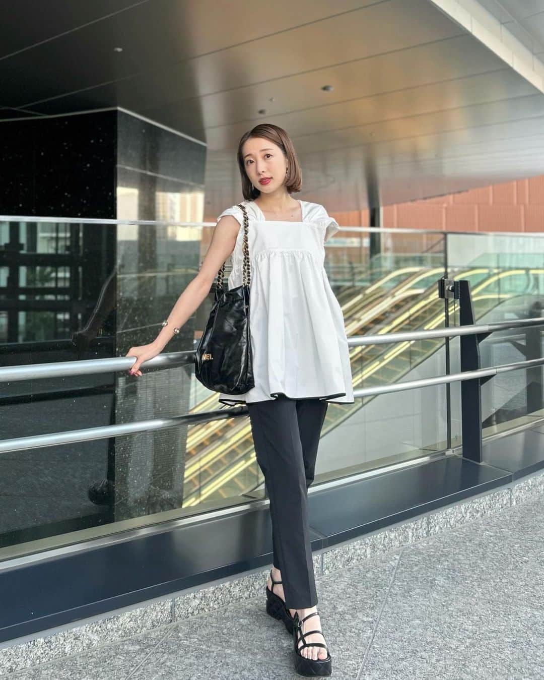 冨張愛のインスタグラム：「360° 可愛すぎるブラウス🕊 発売前からずっと楽しみにしていた 相方さん @shiorin0802suzuki × @meri.onlinestore の お洋服。シルエット、ハリ感のある生地、お袖のデザイン そしてバックスタイルもツボすぎる...!! 背中出しをあまりしない私なのですが これはカットがとても綺麗で挑戦しやすいです😆👏 他のコラボも気になって調べたら もう売り切れ続出で...しおりんさすがです😎✨ 今日本人にLINEして聞いたら、再入荷リクエストができるみたいですよ〜🤍 4枚目には動画、5枚目にはこの日のメイクアイテム💄載せてみました✍️  tops ... #meri #ミーリー pants ... #mmaglielecassetto @m_maglie_le_cassetto_official  ring ... #aurajewelry × @akiki_2015  bag & shoes ... #chanel #chanel22 #instagood #coordinate #ootd #outfit #fashion #instafashion #meg_ootd #ipsa #코디네이트 #패션 #카메라 #コーディネート #コーデ #ファッション #今日のコーデ #今日の服 #157cmコーデ #シャネル #シャネル22 #ブラウス #ミリコのミリ活 #ハートリング」