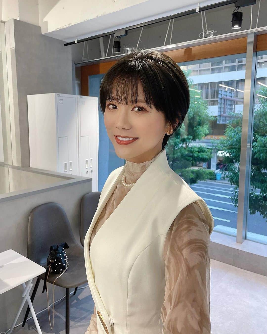 のインスタグラム：「ㅤㅤㅤㅤㅤ  ㅤㅤㅤㅤㅤ つかの間のハイトーンでった🌕 大切なレギュラー番組の出番にあわせて暗髪に戻しましたよん🤍  ㅤㅤㅤㅤㅤ また機会をぬってすきな髪色たのしむ🥳 ㅤㅤㅤㅤㅤ ㅤㅤㅤㅤㅤ いつも仕事にあわせて、髪にも優しくカラーを楽しめるようにケア共にサポートしてくれてありがとう片山しゃん🥰 @miho.katayama73 感謝しかない🥹🩷  ㅤㅤㅤㅤㅤ  ㅤㅤㅤㅤㅤ  ㅤㅤㅤㅤㅤ  ㅤㅤㅤㅤㅤ  ㅤㅤㅤㅤㅤ  ㅤㅤㅤㅤㅤ ㅤㅤㅤㅤㅤ#北堀江美容室 #堀江美容室 #ショートヘア #前髪パーマ #シースルー前髪 #シースルートップス #japanesegirl #日本女孩 #メンテナンス #ヘアメンテナンスㅤㅤㅤㅤㅤ　#オリーブグレージュ #ブリーチカラー #透明感カラー #大人かわいい #ハンサムショート #ハンサムショート女子 #くびれショート #丸みショート」