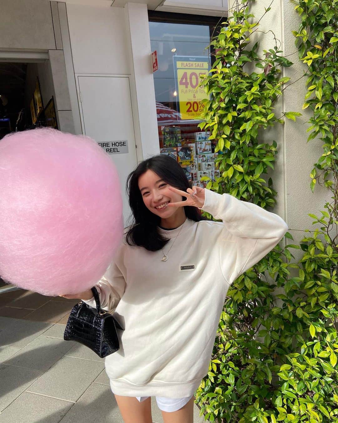 のインスタグラム：「デカすぎた綿菓子🤍🤍 Strawberry cotton candy 🫶🏻」