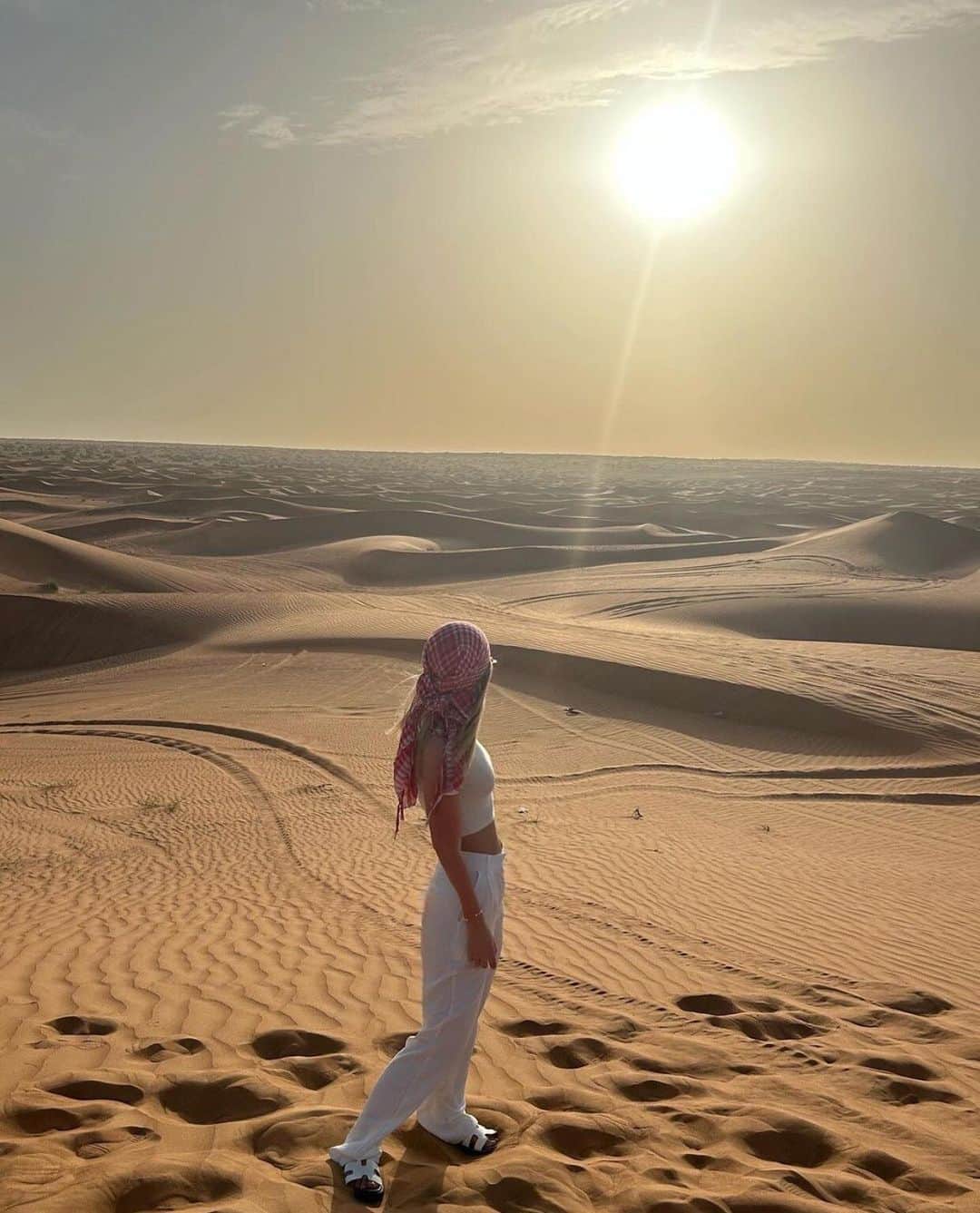 アンナ・ヤノフスカヤのインスタグラム：「#dubaidesert ☀️🐫 HABIBI, come to Dubai!」