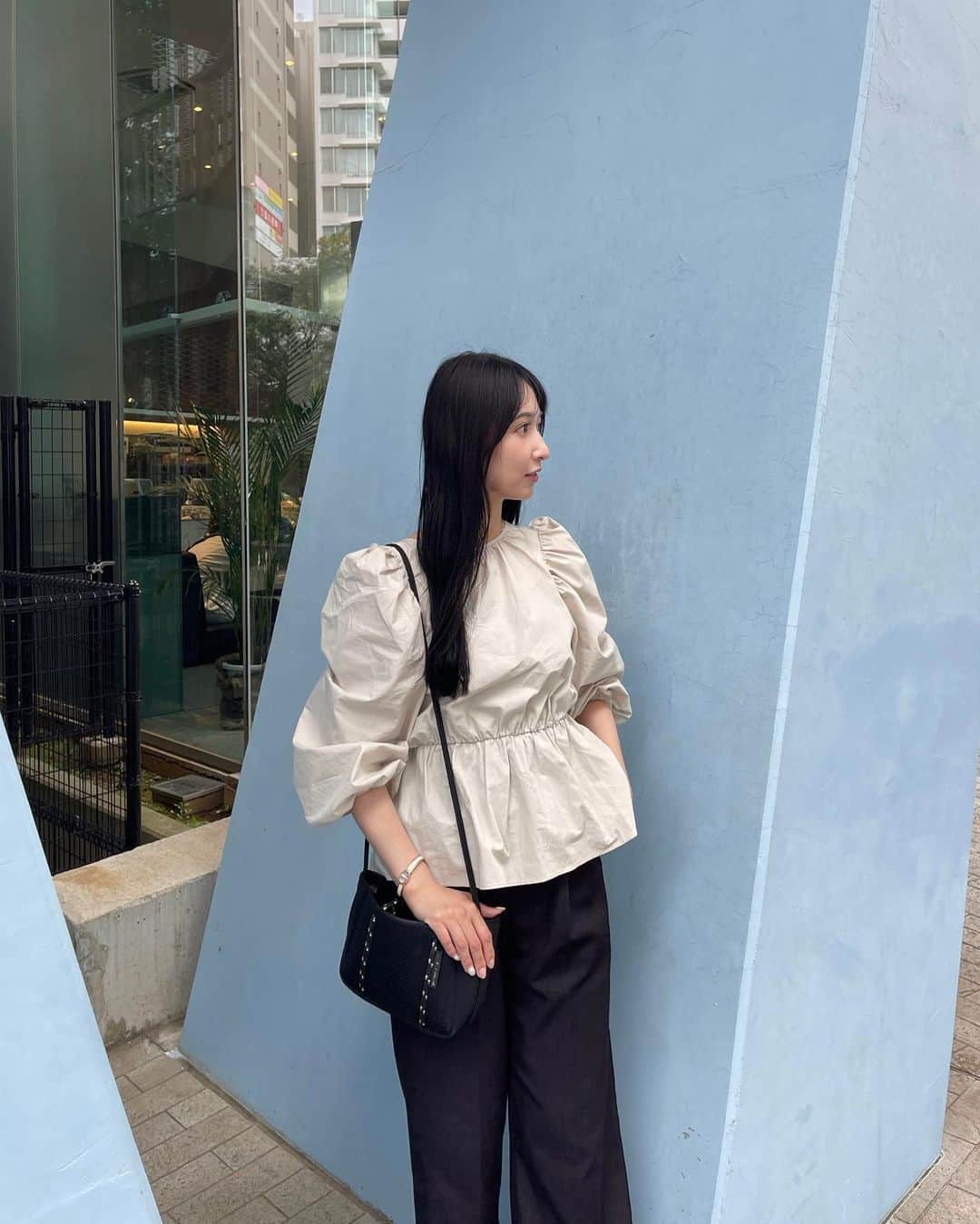 𝗔𝗜のインスタグラム：「. @zara パフスリーブトップス🤍 . グレージュカラーが甘くなりすぎなくて お気に入り☺️♡ . バックスタイル撮り忘れちゃって最後に🎥♡ . #outfit #zaraコーデ #zaraoutfit #160cmコーデ #2児ママ #ママコーデ #ブラウスコーデ #30代コーデ #骨格ウェーブ #ブルベ #顔タイプフェミニン #読モ #大人フェミニンコーデ」