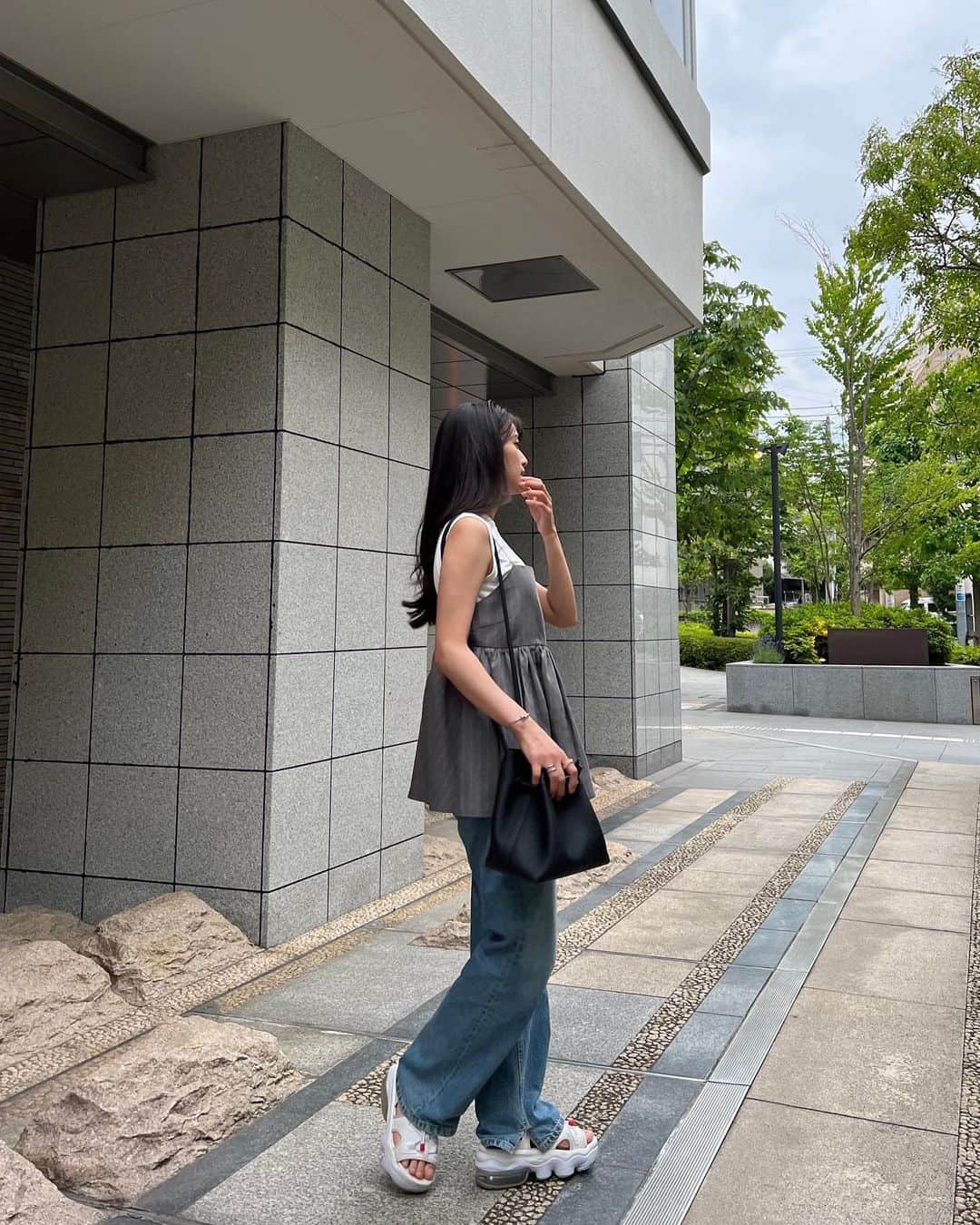 のインスタグラム：「夏になるとやっぱ 色々重ね着したくなる🙋‍♀️  #ペプラムトップス #ペプラム  #重ね着 #重ね着コーデ #一癖コーデ  #デニムコーデ #グレーコーデ  #ワイドデニム #サンダルコーデ  #nikeairmaxkoko #ナイキエアマックスココ  #楽ちんコーデ #ラフコーデ  #milaowen #ミラオーウェン #vasic」