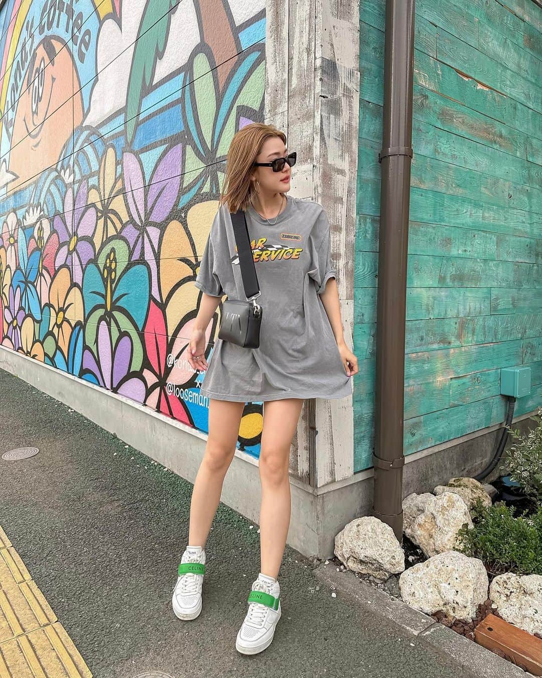 のインスタグラム：「みつこのきょう💁🏼‍♀️  でかでかTをワンピできると ハワイっ子みたいでかあちい😇  #tシャツコーデ #スニーカーコーデ #スニーカー女子 #サングラスコーデ #サングラス女子 @_carservice」