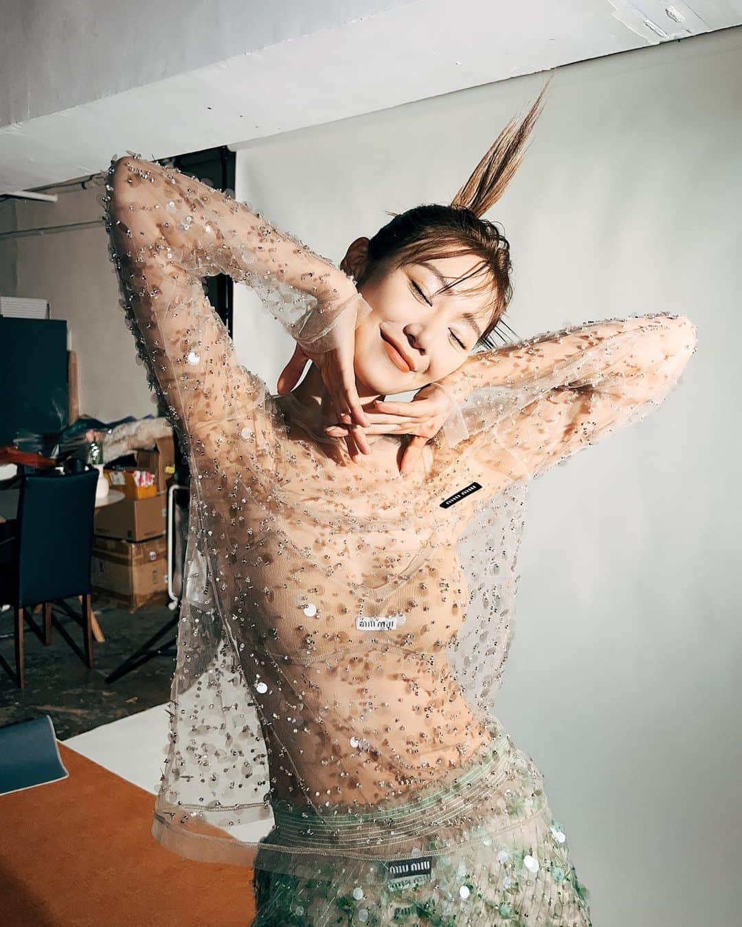 Elva Niのインスタグラム：「May #behindthescenes 🧸」