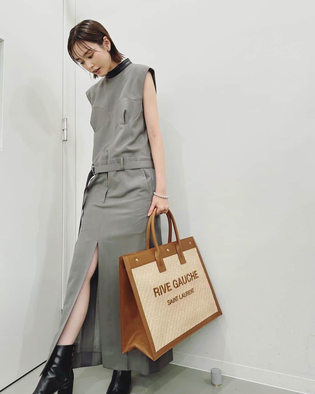 桐谷美玲のインスタグラム：「晴れたね☀️嬉しくてスリット多めでお送りします。 dress: #sacai bag: #saintlaurent」