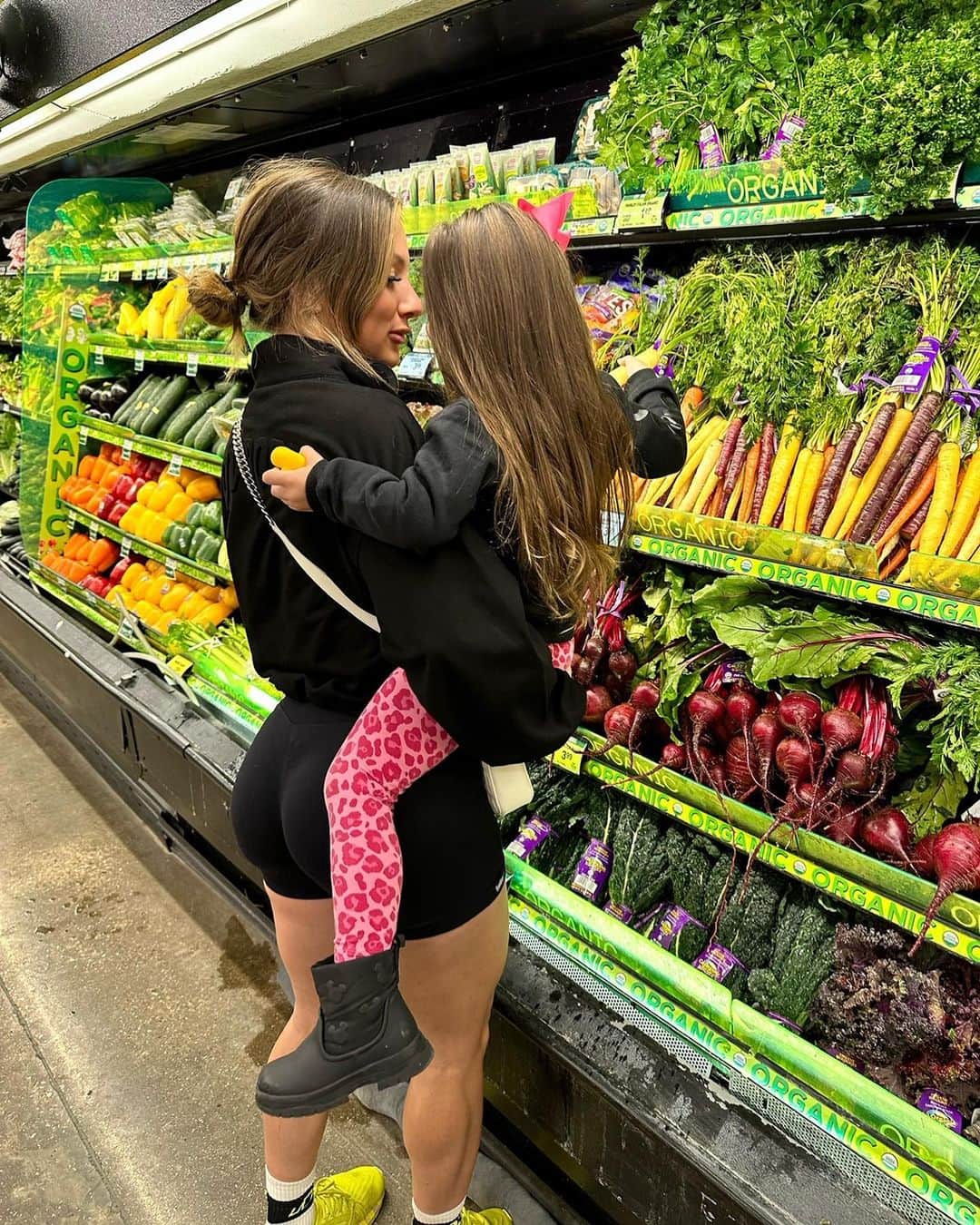 Paige Hathawayのインスタグラム：「WEEKEND MEAL PREP! 🫐🍌🥦  Drop emojis below 👇🏼 of your favorite fruit or veggies!  DO YOU GROCERY SHOP & PREP BEFORE THE WEEK?」