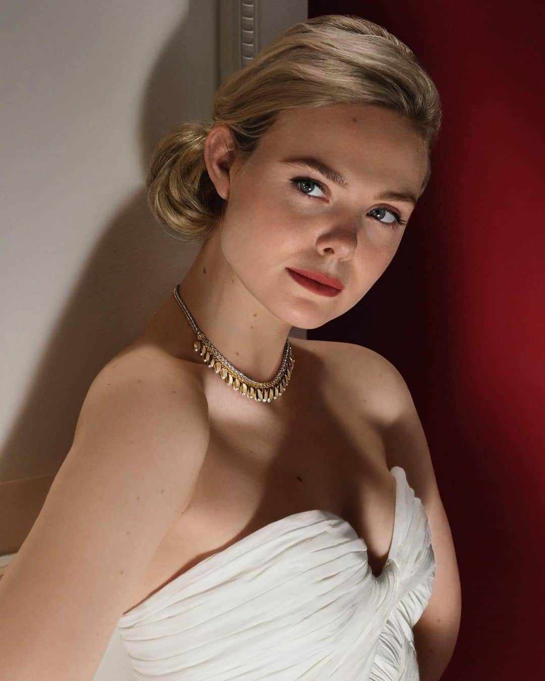 V Magazineさんのインスタグラム写真 - (V MagazineInstagram)「#ICYMI | @ellefanning is turning heads as she channels #GraceKelly in @cartier’s newest jewelry campaign for the “Grain de Café” collection.  As the house’s latest global ambassador, who was first seen donning the iconic 1955 Grain de Café necklace and bracelet on the steps of the Met Gala in early May, Fanning’s dazzling new campaign pays homage to one of the many icons to whom the collection is connected with. Head to the link in bio to discover more. (📸: Courtesy of Cartier)」6月5日 3時09分 - vmagazine
