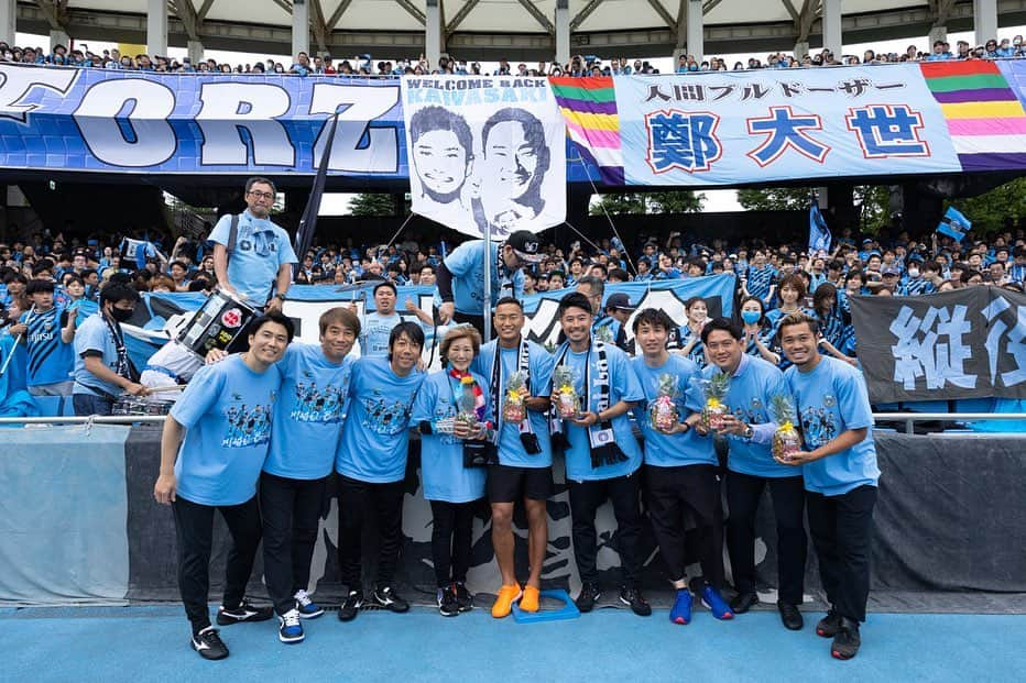 武岡優斗さんのインスタグラム写真 - (武岡優斗Instagram)「「川崎OutBreakers」  久しぶりにみんなに会えました。 ほんまにタイムスリップした感覚で、夢の中にいるようでした。  等々力のピッチ。 みんなの声援。 改めて幸せやったなと痛感しました。  またゆっくり振り返りますね。 （いくつかに投稿わけますね🐬） 翌日の疲労感と現実に戻った感がエグかった。笑  テセさん、裕介、長い現役生活お疲れ様でした！  #川崎フロンターレ #フロンターレ #kawasakifrontale #frontale #川崎OutBreakers #中西哲生 #中村憲剛 #鄭大世 #田中裕介 #小宮山尊信 #田中パウロ淳一 #井川祐輔 #武岡優斗 #現場からは以上です🙏」6月4日 21時49分 - yuto_takeoka17