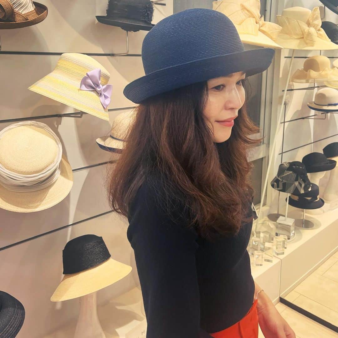 辻直子のインスタグラム：「#夏の帽子👒#マドレーヌ#このバランス大好きです Boutique Salon coco  帽子は大好き。毎シーズンその時のマイブームのスタイルをさがしちゃいます🫶🏻  今シーズンもいくつか見つけていたけれど、 やっぱりかぶった瞬間魔法をかけてくれる平田さんの帽子にうっとりしちゃいました  夏の強い日差しが帽子にかかると 足元の影に帽子のシルエットが映る そんなこともすごく好きなこと✨なんです」