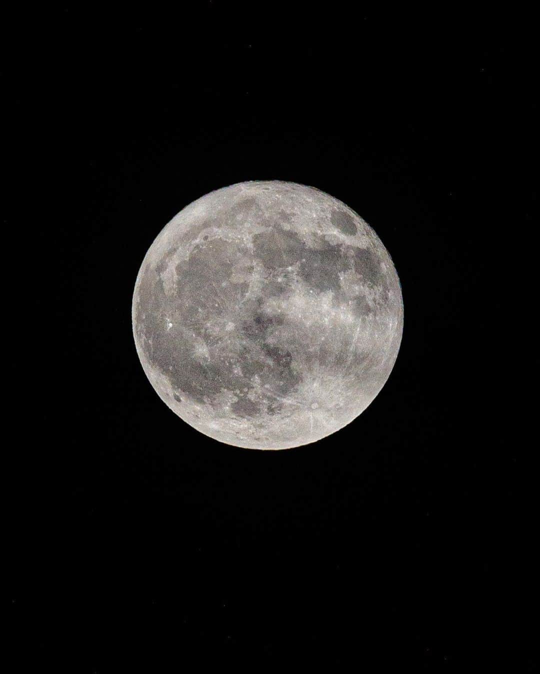 SHOCK EYEさんのインスタグラム写真 - (SHOCK EYEInstagram)「夜空を見上げたら満月🌕 今夜見える6月の満月のことをストロベリームーンと言うんだって＾＾ 今日はとある場所から撮影しようとカメラを構えていたんだけど、分厚い雲に阻まれて、目当ての写真は撮れなかったんだけど、、 その後待ってたら、雲の隙間からなんとも幻想的な朧月が見れて、感動✨ なんか4枚目の写真は龍の横顔にも見えて、神々しい🐉✨  皆さんに良いことがありますように🙏  #満月 #ストロベリームーン #朧月」6月4日 21時50分 - shockeye_official