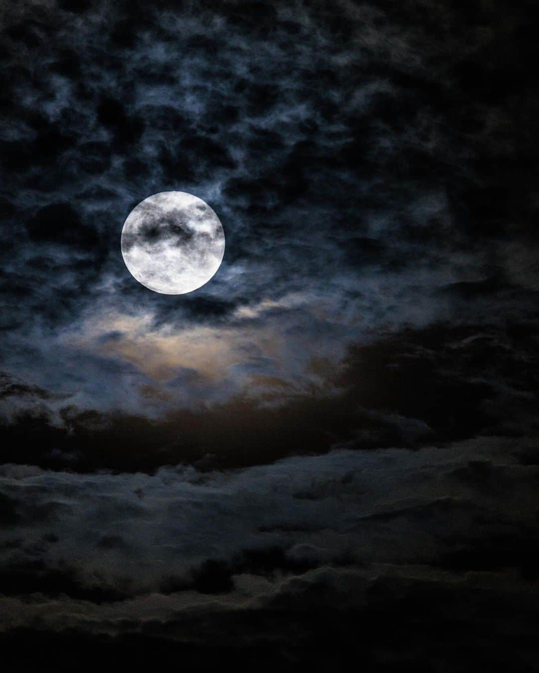 SHOCK EYEのインスタグラム：「夜空を見上げたら満月🌕 今夜見える6月の満月のことをストロベリームーンと言うんだって＾＾ 今日はとある場所から撮影しようとカメラを構えていたんだけど、分厚い雲に阻まれて、目当ての写真は撮れなかったんだけど、、 その後待ってたら、雲の隙間からなんとも幻想的な朧月が見れて、感動✨ なんか4枚目の写真は龍の横顔にも見えて、神々しい🐉✨  皆さんに良いことがありますように🙏  #満月 #ストロベリームーン #朧月」