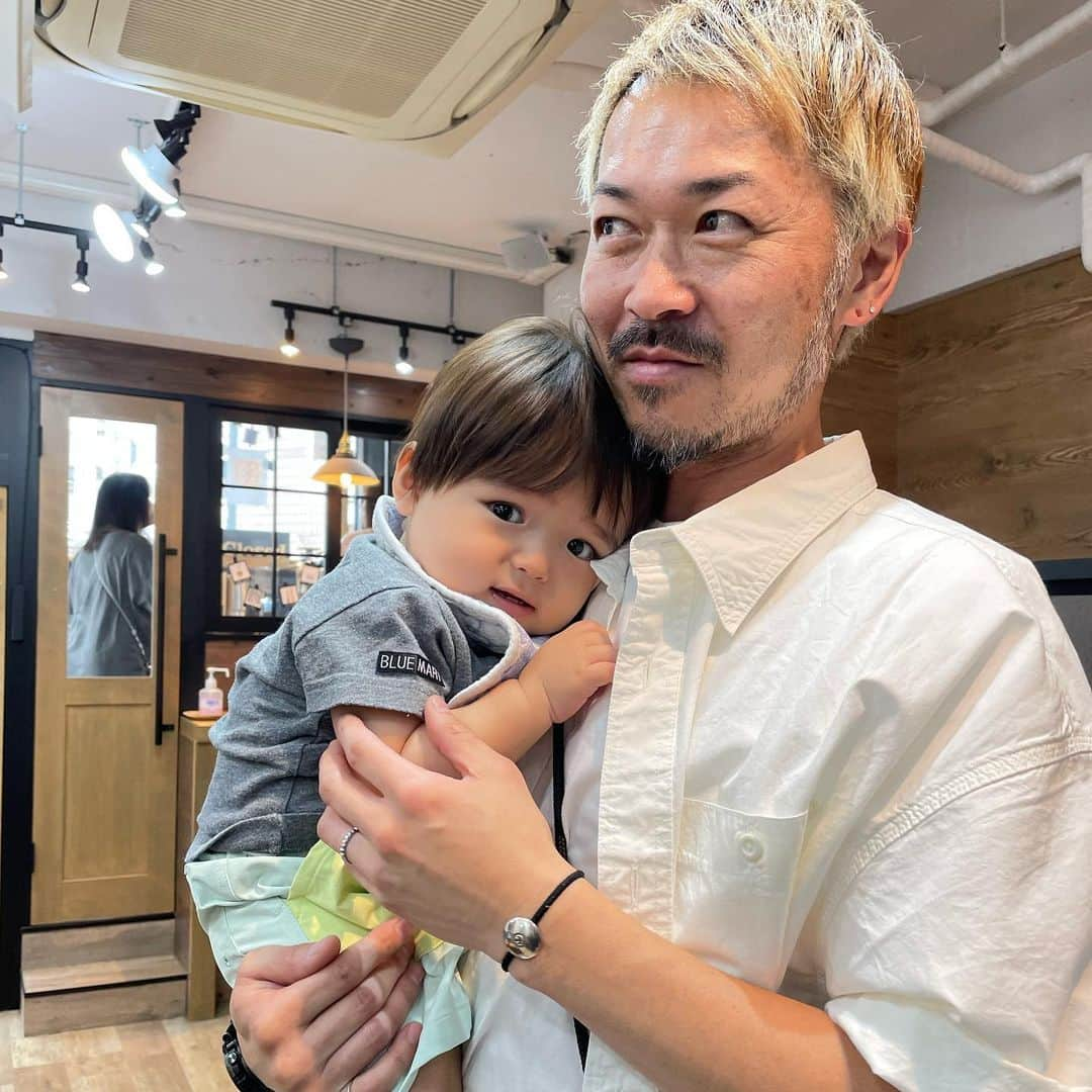 C’kのインスタグラム：「甘えん坊ぼっちゃん👦🤣　  #キッズスペースのある美容室   髪の毛カットする時は泣き止んでくれて本当奇跡🥳  また可愛くなって 困っちゃう🩵🩵🩵  おねぇちゃんも可愛く、髪も巻いてもらって嬉しそうにデレデレしててご機嫌でした😘  お店のアイス焙じ茶ラテが本格的で美味しかったよーん☕️ @relaxxandcoffee   #美容院デビュー  #1歳男の子  #甘えん坊ぼっちゃん」