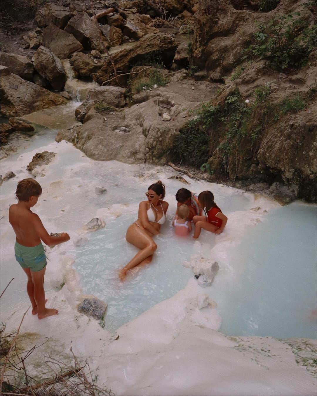 Amber Fillerup Clarkのインスタグラム：「Hot springs! 🩵」
