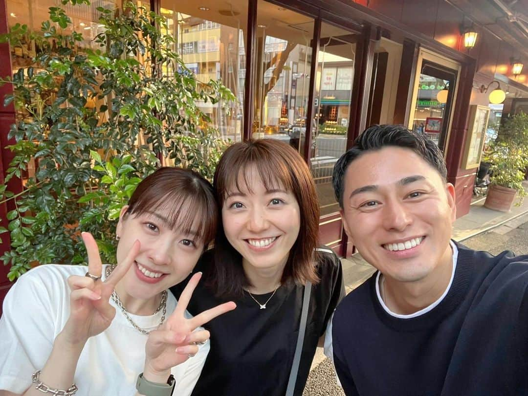 内田嶺衣奈さんのインスタグラム写真 - (内田嶺衣奈Instagram)「久々の同期会☺️✨  この2人といると、真面目な話から本当〜に些細な話まで、話題が尽きません。笑。  #きむ #まな #2013🩵 #入社11年目突入 #🖤🤍」6月4日 21時48分 - reina.uchida