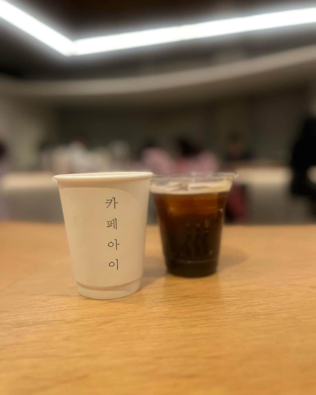 高崎モモコ さんのインスタグラム写真 - (高崎モモコ Instagram)「6/3 OPENの韓国風カフェ☕️ . . ☕️【cafe&dessert iii】 @iii_osaka  📍心斎橋駅から徒歩5分 📍長堀橋駅から徒歩すぐ . . 東心斎橋でカフェ行こうと思って調べたら ちょうどその日オープンのカフェを発見☺️ . . 無機質な空間に湾曲したカウンターがおしゃれ❤︎ オープン当日なのに待ちが出るほど人気でした😳 インスタ情報すごい、、笑 スイーツとかオレオラテとかも気になったけど今は我慢🫣笑 . . knitcap @darich_official  onepiece @junoah_official  bag @florge_by_florist  shoes @drmartensofficial  . . #心斎橋カフェ#東心斎橋カフェ#長堀橋カフェ#心斎橋グルメ#マーチンコーデ #東心斎橋グルメ#ニット帽コーデ#韓国カフェ#難波カフェ #お洒落さんと繋がりたい#いいね返しは絶対  #韓国ヘア#韓国コーデ #ダーリッチ #シンプルコーデ #韓国好き#サロモ募集中 #オールブラックコーデ #関西サロンモデル#サロンモデル#160cmコーデ#骨格ナチュラル #少しでもいいなと思ったらいいね #関西サロモ #フリーモデル#韓国風カフェ  #ブラックコーデ#大阪サロモ #サロモ希望#スポーティー女子」6月4日 21時59分 - momoko_takasaki