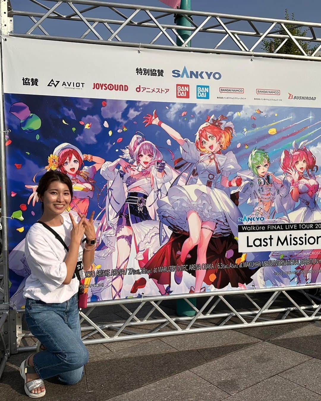 木村那津美のインスタグラム：「✩.*˚  【WalküreWorldへ行ってきました】  長いです。 覚悟してお付き合いください🥺  高校生の頃マクロスFが放送されて、 10年近く経って、新シリーズΔが発表されて、 Fを超えられるの？しかもユニット！？ え、5人？って思ってました。  フレイアの自由奔放な性格も 初めはついていけなくて。 Fとは別の作品って思ってても どこか比べてしまってまともには見られなかった。  それが変わったのは劇場版。 時の迷宮で、マクロスFという作品には一つ 区切りがついたって感じました。  もう、この続きが見られないのは寂しいけれど この世界でシェリルたちは生きつづけると、  なにかアンカーを下ろすことができたんです。  そしてヤミキューレの出現。 もっと早くにワルキューレには出逢ってたし 圧倒的歌唱力も、知っていたのに、  たった3曲でぐんっと心臓を鷲掴みにされました。 声優さん達のライブも行きたい。 この人たちの生の声と躍動感を味わいたい。 ハマったのが遅かったのかもしれません。 わたしが行けたライブは、 このラストミッションだけ。  Reborn!はCDも買ってあるのにね。 タイミングって不思議です。  それでも同志の協力もあって DAY3（大阪）とDAY6（幕張）に いけたのは本当にありがたかった。 しかも大阪はアリーナ！！！ バチバチに目があったし、 たくさんファンサもらった。銀テープも！！  声出しも解禁になって、 声優さん達のキャラじゃない時の素の可愛さや、仲の良さ、会場全体で作る空気。  みのりんごの根っからの役者魂、 のぞみるの天真爛漫さ、 とおやまなおちゃんの頭の回転の速いトーク きよのんの天然さんぷり JUNNAちゃんの愛され末っ子感  ライブじゃなきゃ知らなかったメンバーの姿。 ゴリゴリにキラキラで、きゃわわで、チクチクでした。  物語や作品としては 一つの区切りを迎えるけど、 ワルキューレは解散も卒業もない。 またどこかで！  GO！Walküre！！」