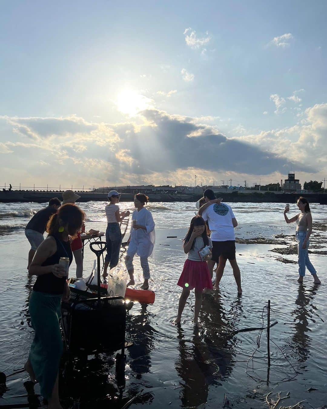 赤坂沙世のインスタグラム：「Birthday BBQ at beach   🌼まさかのウユニ塩湖出現 🌼もときさんの華麗なるオチ 🌼帰る帰る詐欺  一ヶ月前から計画してたbeach BBQ🏖️ 台風来てるから七月に延期かなぁと思ってたら、晴れた😳 しかもBBQ開始の時間ピッタリに合わせて晴れてくれた😳✨35歳でもしっかり晴れ女健在だったようで安心した。  そして私も全く予想してなかたったけど、ウユニ塩湖が出現して(笑)ウユニBBQが出来たり😳 みほりんがクリスタルボウルヒーリングを企画してくれて、みんなで浜辺で静かに音を感じてすごく平和な気持ちになったり☺️ クリスタルボウルを演奏してくれたモトキさんが最後のオチを作って全部持っていってくれたり😳(無事で本当に良かった🙏🏽) 友達が帰る帰る詐欺で、終電乗り遅れてくれてお泊まり会になったり🥰笑 本当に予想外の事の連続ドタバタ劇場だったけど全部最高の思い出🥰 なによりみんなの笑顔が見れて本当、私は幸せ者だ😊 素敵な新たなスタート切らせてくれてありがとう🌺」