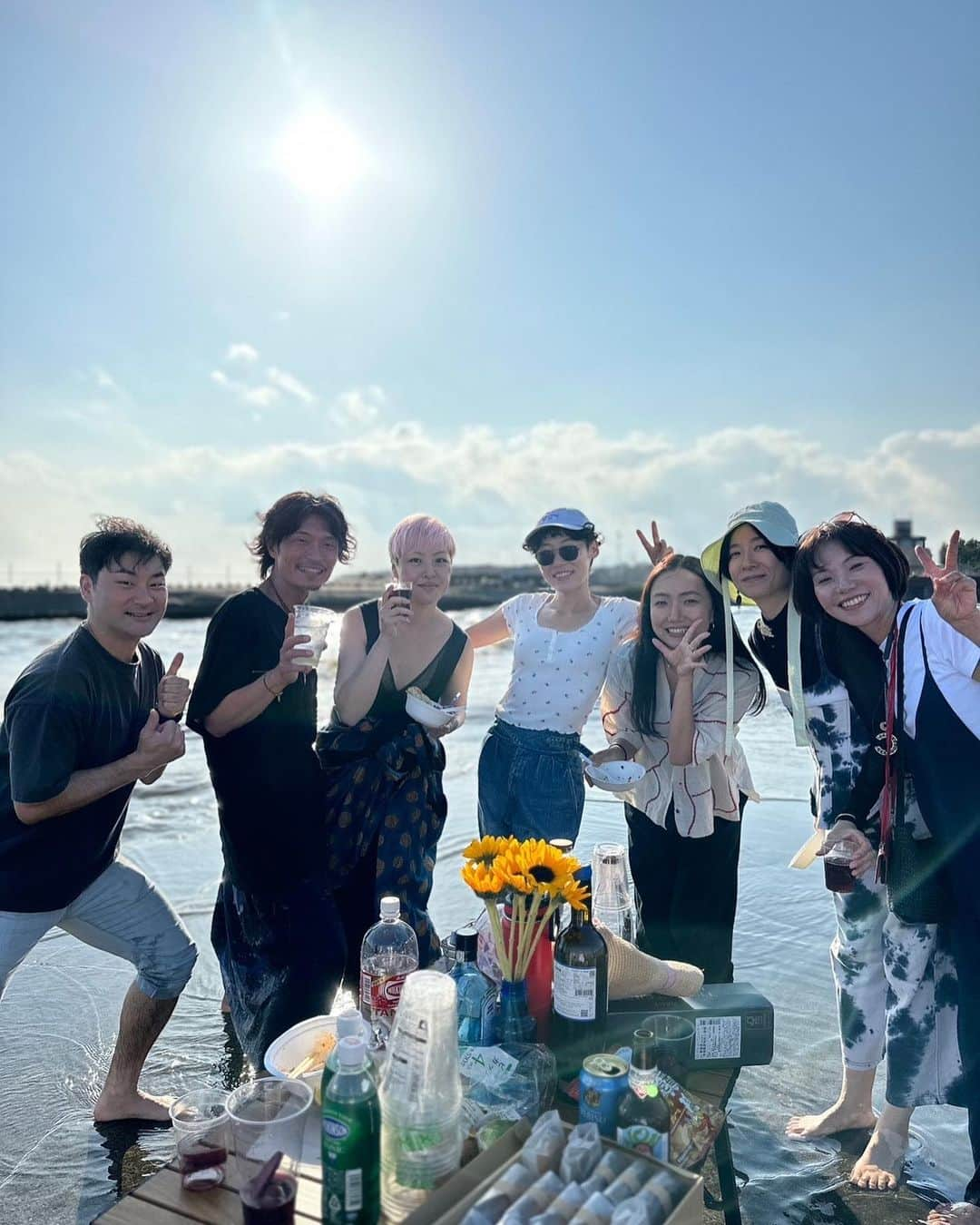 赤坂沙世さんのインスタグラム写真 - (赤坂沙世Instagram)「Birthday BBQ at beach   🌼まさかのウユニ塩湖出現 🌼もときさんの華麗なるオチ 🌼帰る帰る詐欺  一ヶ月前から計画してたbeach BBQ🏖️ 台風来てるから七月に延期かなぁと思ってたら、晴れた😳 しかもBBQ開始の時間ピッタリに合わせて晴れてくれた😳✨35歳でもしっかり晴れ女健在だったようで安心した。  そして私も全く予想してなかたったけど、ウユニ塩湖が出現して(笑)ウユニBBQが出来たり😳 みほりんがクリスタルボウルヒーリングを企画してくれて、みんなで浜辺で静かに音を感じてすごく平和な気持ちになったり☺️ クリスタルボウルを演奏してくれたモトキさんが最後のオチを作って全部持っていってくれたり😳(無事で本当に良かった🙏🏽) 友達が帰る帰る詐欺で、終電乗り遅れてくれてお泊まり会になったり🥰笑 本当に予想外の事の連続ドタバタ劇場だったけど全部最高の思い出🥰 なによりみんなの笑顔が見れて本当、私は幸せ者だ😊 素敵な新たなスタート切らせてくれてありがとう🌺」6月4日 21時57分 - sayoakasaka