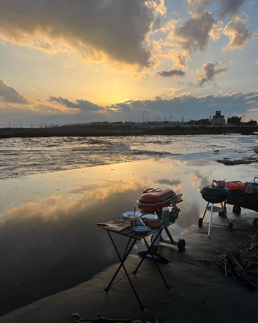 赤坂沙世さんのインスタグラム写真 - (赤坂沙世Instagram)「Birthday BBQ at beach   🌼まさかのウユニ塩湖出現 🌼もときさんの華麗なるオチ 🌼帰る帰る詐欺  一ヶ月前から計画してたbeach BBQ🏖️ 台風来てるから七月に延期かなぁと思ってたら、晴れた😳 しかもBBQ開始の時間ピッタリに合わせて晴れてくれた😳✨35歳でもしっかり晴れ女健在だったようで安心した。  そして私も全く予想してなかたったけど、ウユニ塩湖が出現して(笑)ウユニBBQが出来たり😳 みほりんがクリスタルボウルヒーリングを企画してくれて、みんなで浜辺で静かに音を感じてすごく平和な気持ちになったり☺️ クリスタルボウルを演奏してくれたモトキさんが最後のオチを作って全部持っていってくれたり😳(無事で本当に良かった🙏🏽) 友達が帰る帰る詐欺で、終電乗り遅れてくれてお泊まり会になったり🥰笑 本当に予想外の事の連続ドタバタ劇場だったけど全部最高の思い出🥰 なによりみんなの笑顔が見れて本当、私は幸せ者だ😊 素敵な新たなスタート切らせてくれてありがとう🌺」6月4日 21時57分 - sayoakasaka