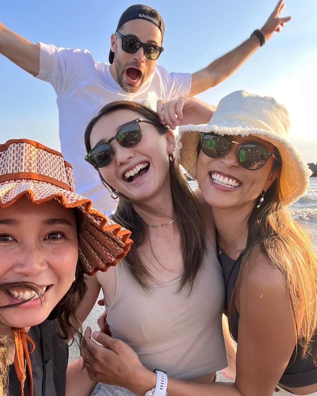 赤坂沙世さんのインスタグラム写真 - (赤坂沙世Instagram)「Birthday BBQ at beach   🌼まさかのウユニ塩湖出現 🌼もときさんの華麗なるオチ 🌼帰る帰る詐欺  一ヶ月前から計画してたbeach BBQ🏖️ 台風来てるから七月に延期かなぁと思ってたら、晴れた😳 しかもBBQ開始の時間ピッタリに合わせて晴れてくれた😳✨35歳でもしっかり晴れ女健在だったようで安心した。  そして私も全く予想してなかたったけど、ウユニ塩湖が出現して(笑)ウユニBBQが出来たり😳 みほりんがクリスタルボウルヒーリングを企画してくれて、みんなで浜辺で静かに音を感じてすごく平和な気持ちになったり☺️ クリスタルボウルを演奏してくれたモトキさんが最後のオチを作って全部持っていってくれたり😳(無事で本当に良かった🙏🏽) 友達が帰る帰る詐欺で、終電乗り遅れてくれてお泊まり会になったり🥰笑 本当に予想外の事の連続ドタバタ劇場だったけど全部最高の思い出🥰 なによりみんなの笑顔が見れて本当、私は幸せ者だ😊 素敵な新たなスタート切らせてくれてありがとう🌺」6月4日 21時57分 - sayoakasaka