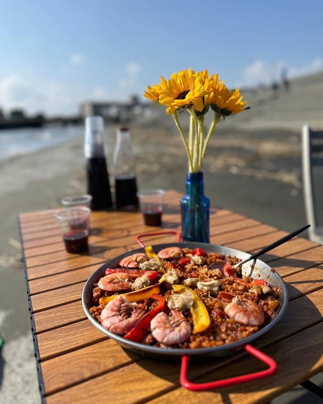 赤坂沙世さんのインスタグラム写真 - (赤坂沙世Instagram)「Birthday BBQ at beach   🌼まさかのウユニ塩湖出現 🌼もときさんの華麗なるオチ 🌼帰る帰る詐欺  一ヶ月前から計画してたbeach BBQ🏖️ 台風来てるから七月に延期かなぁと思ってたら、晴れた😳 しかもBBQ開始の時間ピッタリに合わせて晴れてくれた😳✨35歳でもしっかり晴れ女健在だったようで安心した。  そして私も全く予想してなかたったけど、ウユニ塩湖が出現して(笑)ウユニBBQが出来たり😳 みほりんがクリスタルボウルヒーリングを企画してくれて、みんなで浜辺で静かに音を感じてすごく平和な気持ちになったり☺️ クリスタルボウルを演奏してくれたモトキさんが最後のオチを作って全部持っていってくれたり😳(無事で本当に良かった🙏🏽) 友達が帰る帰る詐欺で、終電乗り遅れてくれてお泊まり会になったり🥰笑 本当に予想外の事の連続ドタバタ劇場だったけど全部最高の思い出🥰 なによりみんなの笑顔が見れて本当、私は幸せ者だ😊 素敵な新たなスタート切らせてくれてありがとう🌺」6月4日 21時57分 - sayoakasaka