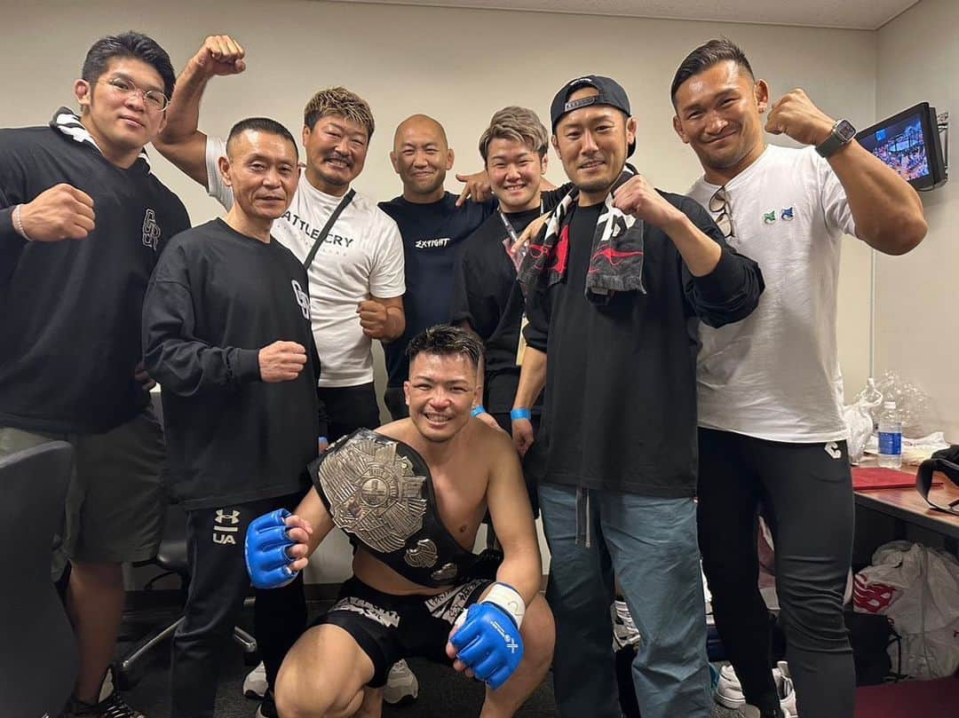 岡見勇信のインスタグラム：「林源平、PANCRASEウェルター級チャンピオンおめでとう👑‼️ 同い年３人組で声を枯らして応援しました📣 源平の勝利のおかげで最高の日曜日✨  #pancrase #林源平 #タイトルマッチ #チャンピオン #おめでとう #同い年 #1981年生まれ」