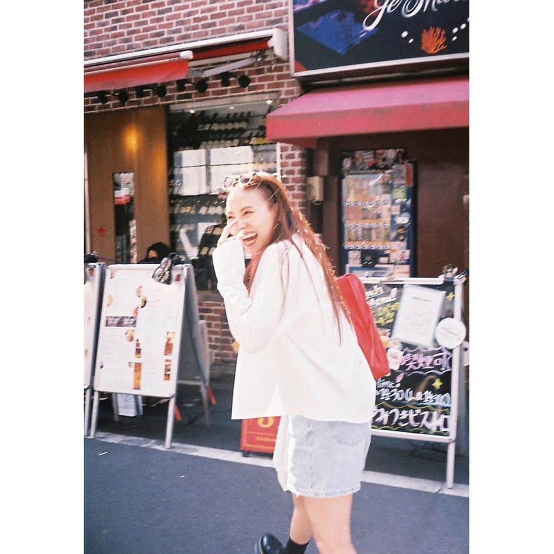 田野アサミのインスタグラム：「お写真📷。 『　東京道ド真ん中😎　』 Photo by Maki Kawase🧚 #フィルムカメラシリーズアサミ 河瀬氏がみた私💋 #田野アサミ#asamitano 毛先まで笑ってる☺️」