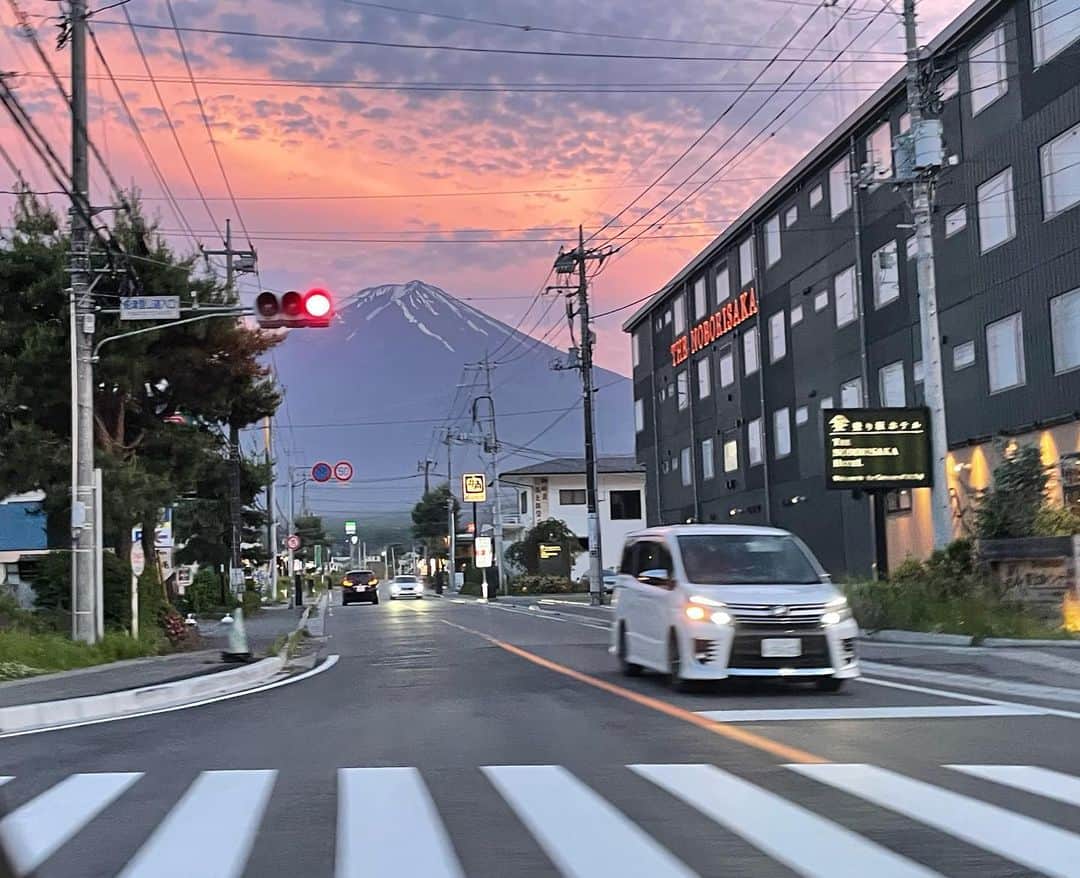 藤沢久美のインスタグラム：「車窓から交差点通過中のショット。  #富士山 #mtfuji #山梨 #yamanashi」