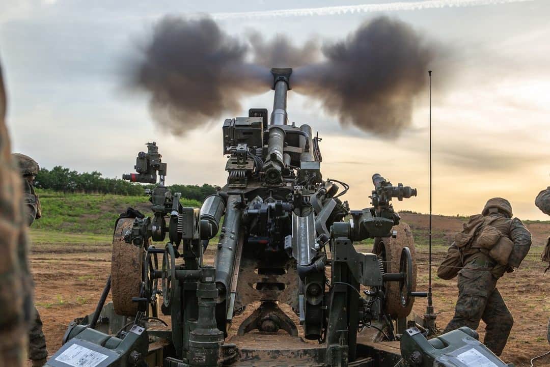 アメリカ海兵隊のインスタグラム：「Gunnery 💥   📍 Ojojihara Maneuver Area, Miyagi, Japan (May 25, 2023)  #Marines with @3dmardiv fire an M777 Howitzer during Artillery Relocation Training Program (ARTP) 23.1.  ARTP provides Marines the opportunity to rehearse live-fire operations across a range of climates and conditions, providing lethal combat-ready forces in the Indo-Pacific.   📷 (U.S. Marine Corps photo by Cpl. Michael Taggart)  #USMC #MarineCombatArms」