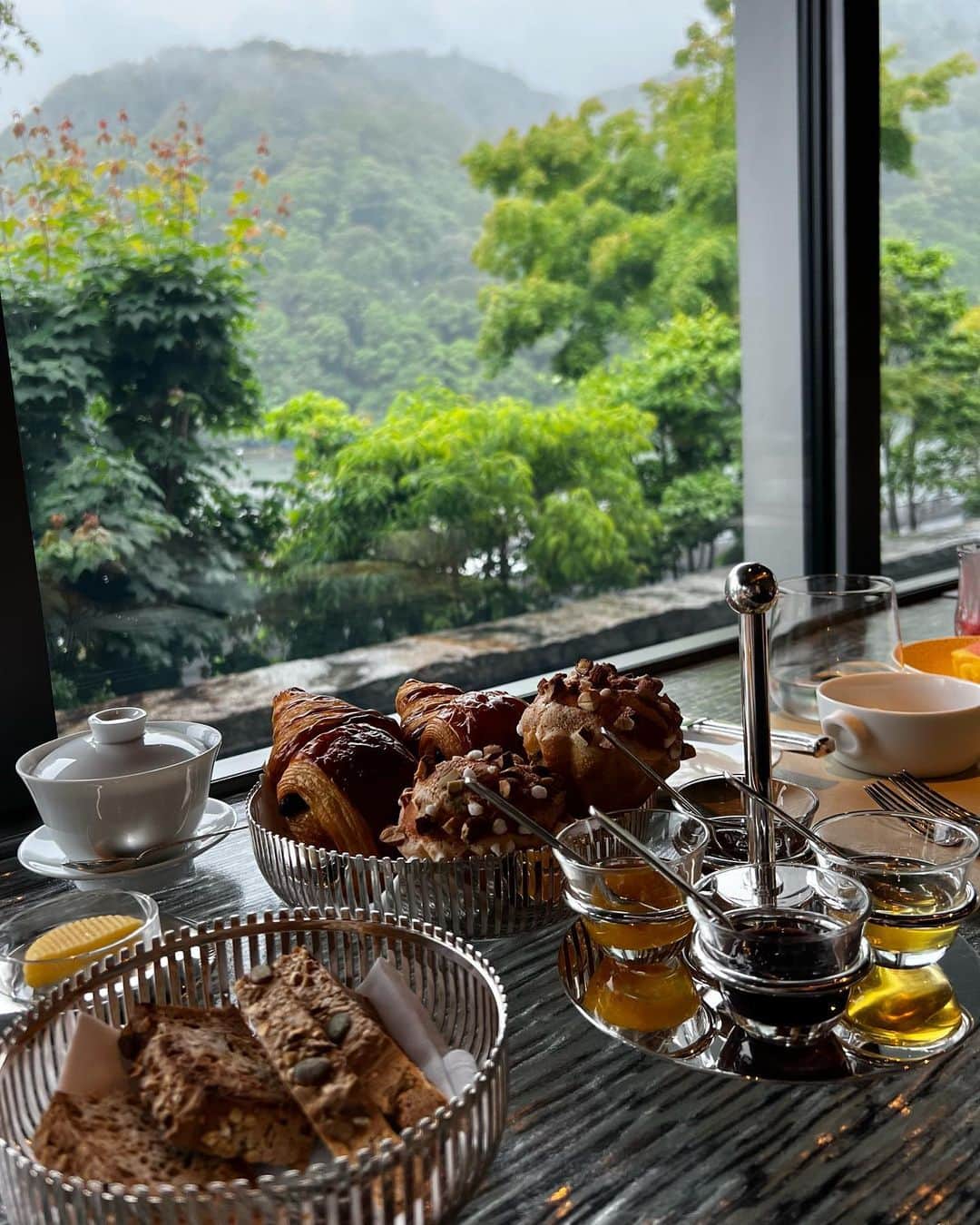 雨宮みずきさんのインスタグラム写真 - (雨宮みずきInstagram)「京都にて 大雨でも嵐山は美しかった🥲🌲☔️ @muni_kyoto の部屋の窓からの景色が絶景🏞🌲🪟  ホテル内にあるミシュラン１つ星🌟 ムニアランデュカスの朝食で出てくる 濃いオレンジ色をした卵料理が特に絶品🤤🥹🍳🧡🥐  @alainducasse 👨‍🍳 @alessandroguardiani 👨‍🍳 次はディナーも食べてみたい😋🍽🤍  #munikyoto #kyoto #arashiyama #kyotohotel #pontocho #kamogawaodori #kyotojapan #alainducasse #michelinkyoto #kyototrip #京都ホテル #京都カフェ #ムニアランデュカス #アランデュカス #嵐山グルメ #嵐山ホテル #嵐山 #嵐山ランチ #嵐山デート」6月4日 22時01分 - ammymzk0926