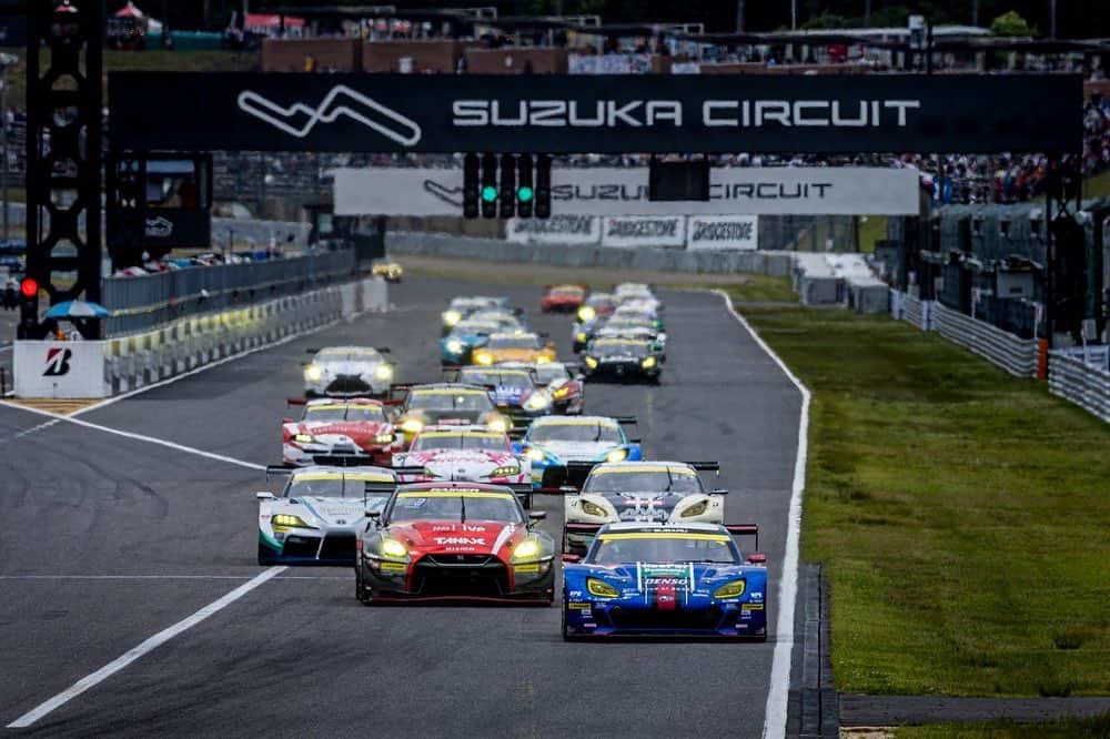のインスタグラム：「4June2023 #SuperGT R3 #Suzuka 450km race / P7🏁 まずは何よりあんな恐ろしいクラッシュにも松田選手、松浦選手は大きな怪我もなく大事には至らなかったとのことで胸を撫で下ろしました…😮‍💨 次戦までたっぷり時間あるんでしっかり整えて下さい！  赤旗に終わったレースですが、我々は7位フィニッシュとなりました。 スタートよりポジションを落としたことは残念ですが、反省すべき点がないほどチームとしてやるべき事は全て出来たのではないかと思います。 今回もピットワークは完璧でした👍🏻 貴重なポイント持ち帰れたし、まだそんなにサクセスウェイト喰らってなくて重く無いし！ 次戦の富士もチーム @otggroup_60 の皆んなと、 #しゅんきゅん @shunsuke.kohno と、 #DUNLOP @dunlop_motorsport さんの力を借りてテッペン狙っていきます！ 応援ありがとうございました🙏🏻 #Lmcorsa #OsakaToyopet #OsakaToyopetGroup #OTG #OTGmotorsports #TOYOTA #GRsupra #GRsupraGT」