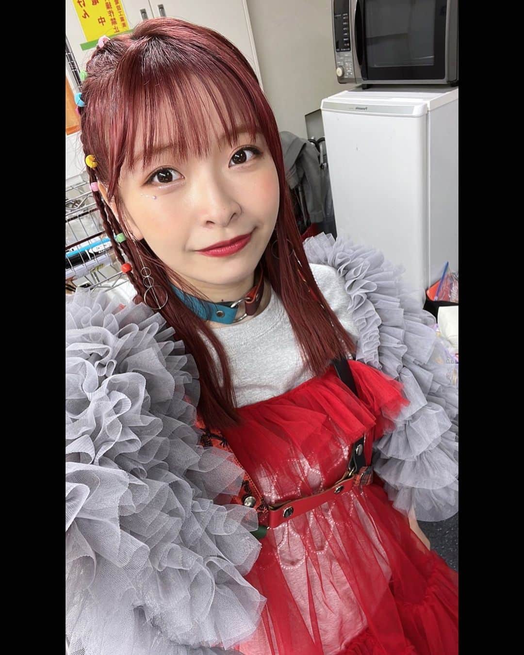 のインスタグラム：「first tour "nolca solca culca" のときの衣装！ ⁡ めーっちゃかわいくて動きやすくて最強だった！ ⁡ ⁡ パールのビーズのベストは heki さんのもの！🤍✨ シンプルなTシャツに合わせた途端、 よりオシャレに仕上げてくれる！ なにこれすごい(๑°ㅁ°๑)!!✧ ⁡ 着てても縛られて苦しい〜みたいなことは全くなく 楽しめるので、アツいライブにピッタリだったから、 これからの暑い夏にもすごく良いなと思いました！☀️ ⁡ こんな優れものがあるなんて知らなかった！ 自分でもひとつ持っておきたいなと思ったアイテムに 出会えました🥰♪ ⁡ ⁡ ⁡ ハーネス&チョーカーは escalate さんのもの！❤️‍🔥 ⁡ パンキッシュでかわいい😍 ⁡ このハーネス、いろんな装着方法があるらしい！✨ ⁡ ひとりだとなんにもできない人間なのでスタッフさんや スタイリストさんに着替えさせてもらいました！ （ほぼ毎回そう笑） ⁡ 1束っていうのかな？ 1つのゾーンっていうのかな？ ひとつひとつちがう柄や色のレザーが 組み合わさっているところもめちゃお気に入りです！ ⁡ レザーのチョーカーも左右で色がちがうの 初めて見た！✨ ⁡ ハーネスとのバランスを見て、チョーカーは 左右どっちの色にしようか毎回こだわって 装着してました！❤️💙 ⁡ ⁡ ⁡ やっぱライブ衣装は戦闘服だ！🤣 アイテムをプラスすればするほど強くなれた気がして テンション上がる！✨ ⁡ フル装備のおかげでゴリゴリのライブできた٩(*>▽<*)۶ ⁡ ⁡ #halca #はるっくぶっく #halookbook #halcanolcasolca #nolcasolcaculca  #heki #パールビーズ #escalate #ハーネス #チョーカー #ライブ衣装 #パンクファッション」