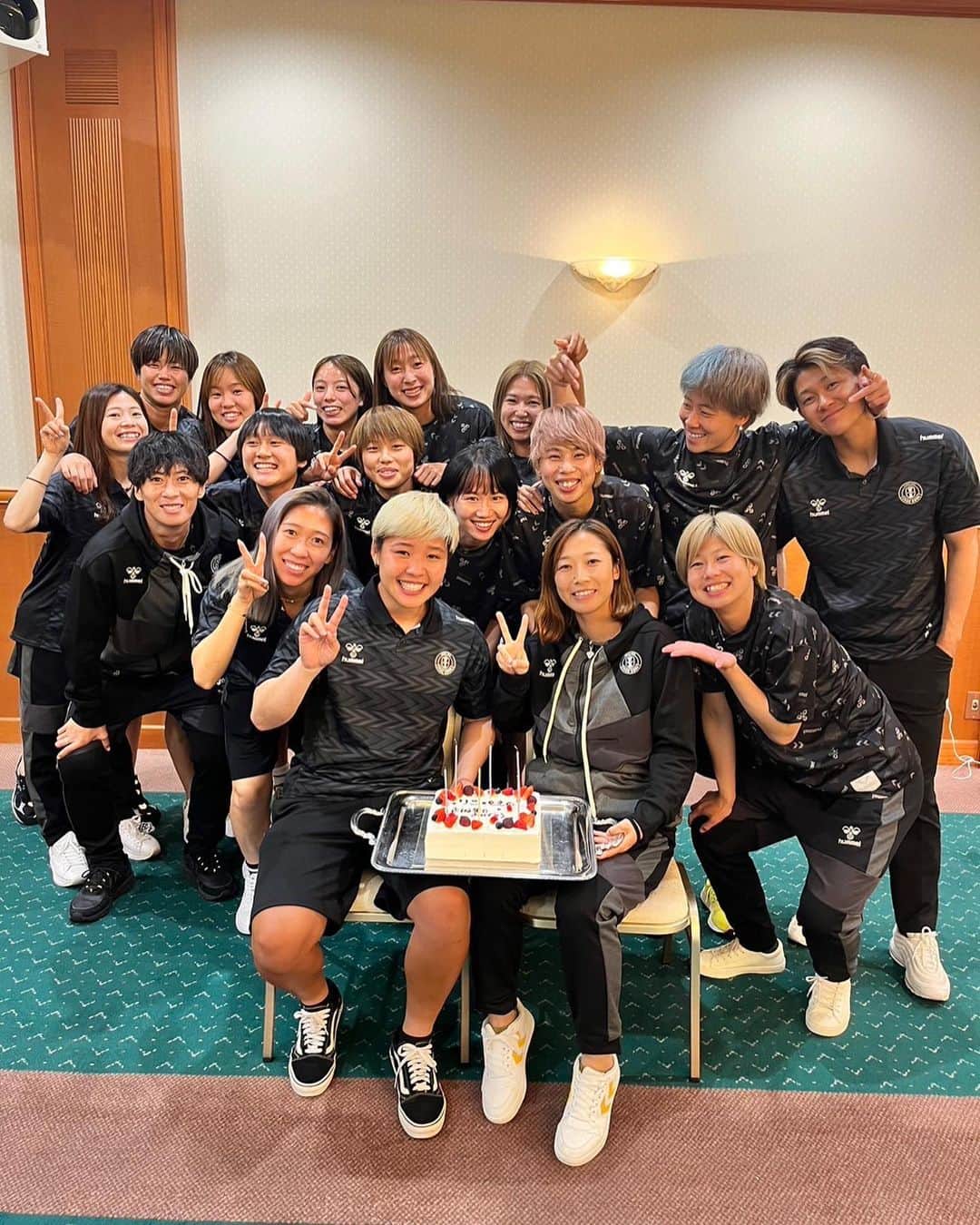 阪口萌乃のインスタグラム：「たくさんのおめでとうをありがとうございましたー！！ とても嬉しいです♡ 試合も勝利し、お祝いもしてもらい、横断幕まで作ってもらい、最高の誕生日でした🫶 そしてチームメイトに同じ誕生日がいるってなかなかないので、嬉しい！！ りこも誕生日おめでとう㊗️👏😆 順位は確定しましたが、残り1試合も最後まで戦います！！ 応援よろしくお願いします！！  #Yogibo #weリーグ #INAC神戸レオネッサ #勝利 #6月4日 #ダブル誕生日 #筒井梨香 #阪口萌乃 #最終節⚽️」