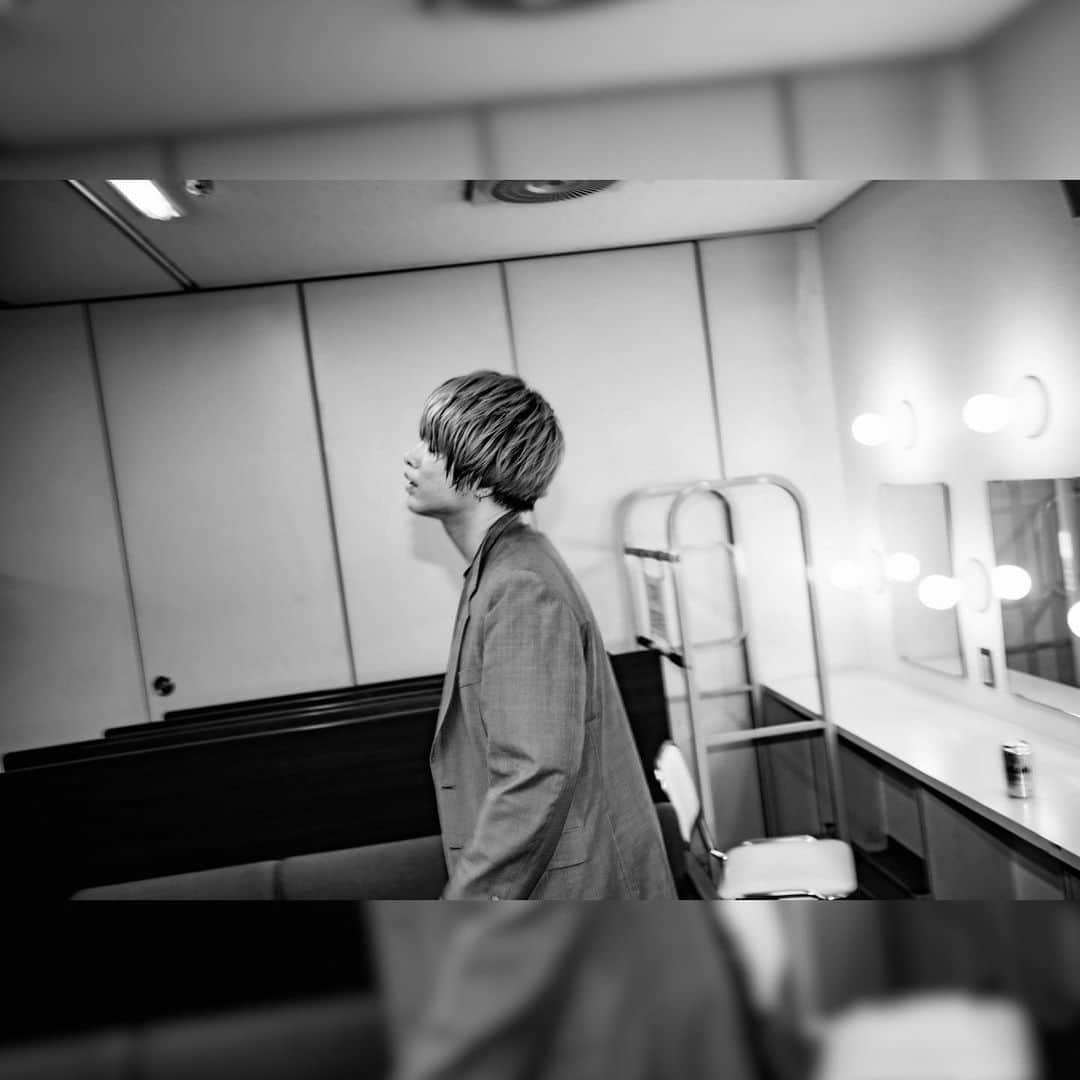 飯田瑞規のインスタグラム：「・  アルカラ × cinema staff Presents 『A.S.O.B.i TOUR 2023』『VERSUS』   明日は神戸　明後日は岐阜　にて　待つ  #cinemastaff #アルカラ」