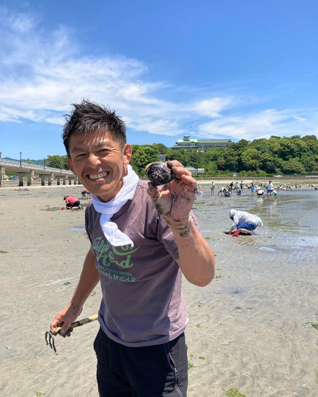 松山三四六さんのインスタグラム写真 - (松山三四六Instagram)「🐚  三四朗と行く！ 潮干狩りin蒲郡竹島海岸  早朝から参加された方々、 ほんとーに 楽しかったですね☺️ お付き合い頂き ありがとうございました😊  バカ貝とハマグリが いっぱい採れましたね🈵  でも、 バカ貝って 江戸前寿司では アオヤギ として、人気のネタだからね😉  たくさん喋って たくさん食べて たくさん飲んで たくさんの思い出を ありがとうございました😊  また、 定期的に ツアーを計画しましょう😌😆  #蒲郡 #竹島海岸 #潮干狩り #大あさり #バカ貝 #はまぐり  #バスツアー」6月4日 22時15分 - sanshiroumatsuyama