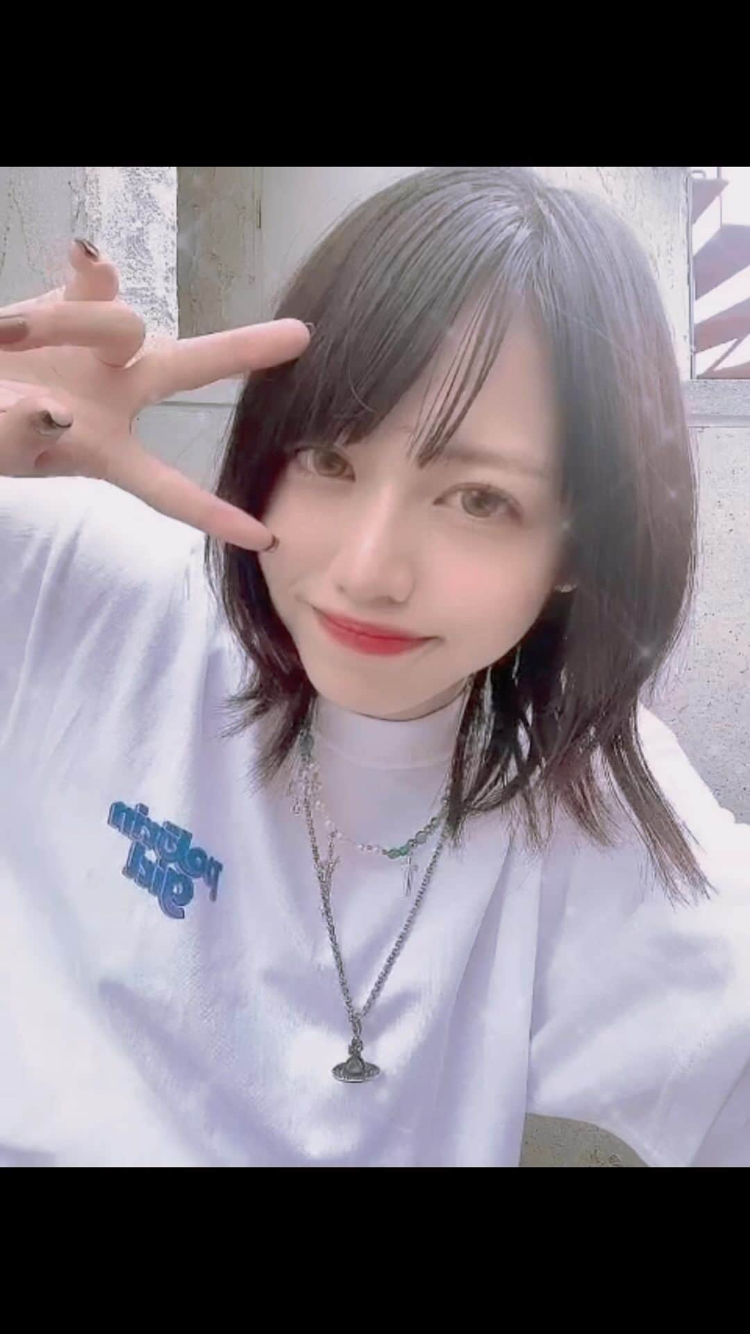 佐藤なつみのインスタグラム：「💙peloringirl 2023個展グッズ紹介💙 Tシャツと今回新作のソックスを らこちゃん( @rako_bear_ )が着てくれました💙 可愛すぎ！！！！  ⏬下記価格表です⏬ Tシャツ:¥6600 アクリルキーホルダー¥900 ロゴステッカー:¥600 バレンタインステッカー2点セット:¥900 ホログラムステッカー:¥700 台湾ビール風グラス¥1900 正方形ポストカード¥1000 メインビジュアル長方形ポストカード¥250 ソックス¥2200(whiteレディース/blackメンズ)  #illustration #illustrator #90s  #イラスト#女の子イラスト #ガールズイラスト #古着女子 #古着コーデ #古着 #イラストレーター#個展 #個展情報 #ストリート系女子 #ストリート#東京個展」