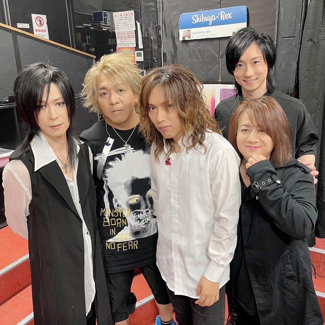 高井淳のインスタグラム：「一夜明け you LIVE 2023 MESSAGE　追加公演 お疲れさまでした！  2公演とも、リスペクトこめて 演奏いたしました。 何はともあれ、ご来場の皆さんに 曲、そして音が届けばという思いです。  youさん、お声がけ感謝です！！ 準備からほんと色々大変だったと 思います・・・  youさん、しゅーじさん、ゲストの皆様と共に 一緒にプレイできてとても楽しき時間でした。  昨日、楽屋でyouさんと話してて  「ゆーさん、今お休みあったら何したいとかあります？？」 って聞いたら。  「んー・・・そうやなー、練習やな！やりたい練習もあるからな～」  ってまず初めに練習って回答がyouさんらしいなと 本番前に話てたのが個人的ハイライトです。  次回、ゆーさん&きよさんとは ニコリでのLIVE！！ こちらも楽しみ！！ 押忍！！」