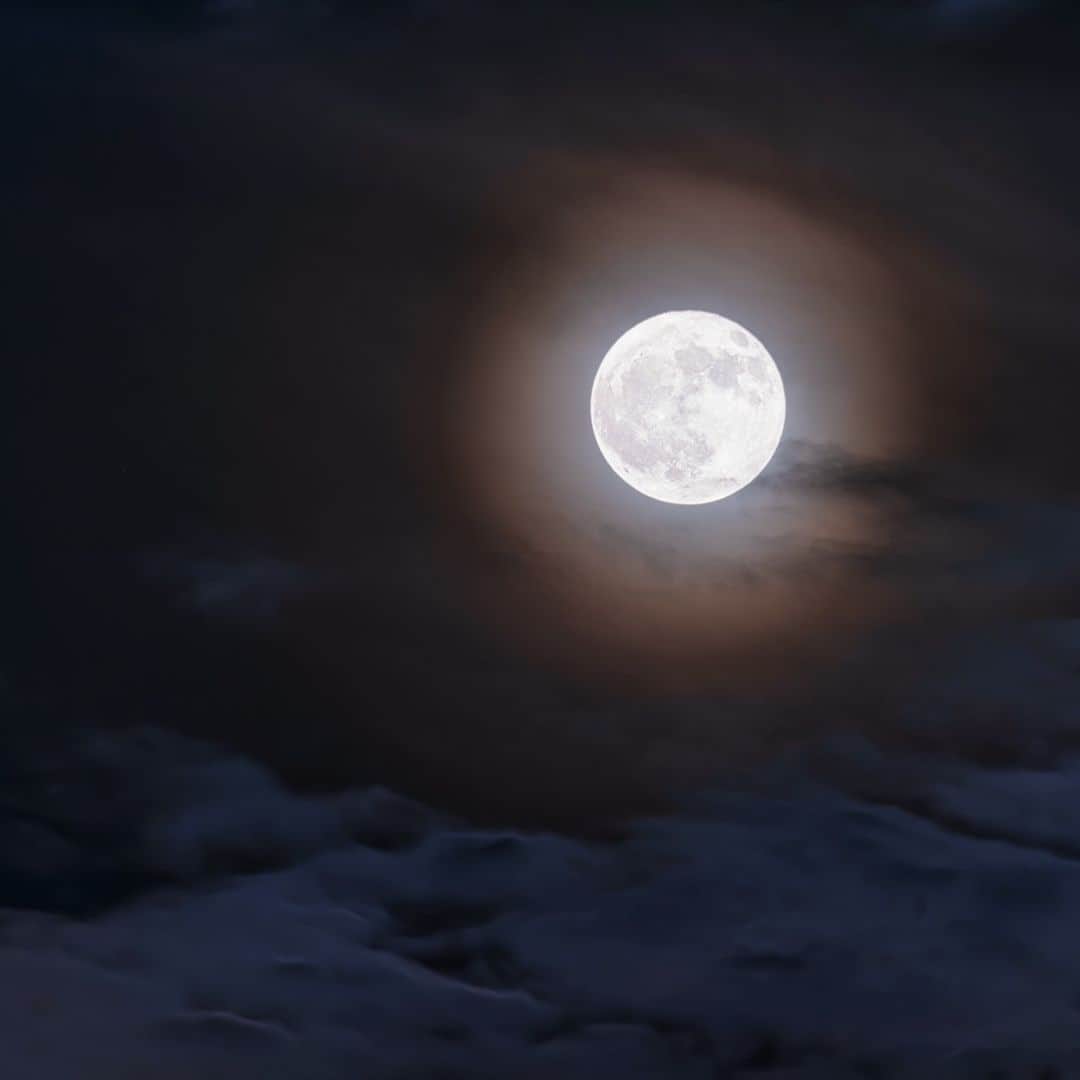 KAGAYAさんのインスタグラム写真 - (KAGAYAInstagram)「流れる雲のさざ波に浮かぶ満月。（今撮影） 今日もお疲れさまでした。」6月4日 22時08分 - kagaya11949