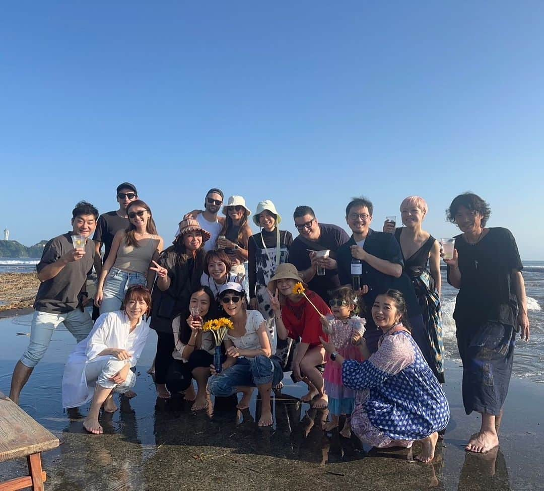 赤坂沙世のインスタグラム：「Birthday BBQ at beach   🌼まさかのウユニ塩湖出現 🌼もときさんの華麗なるオチ 🌼帰る帰る詐欺  一ヶ月前から計画してたbeach BBQ🏖️ 台風来てるから七月に延期かなぁと思ってたら、晴れた😳 しかもBBQ開始の時間ピッタリに合わせて晴れてくれた😳✨35歳でもしっかり晴れ女健在だったようで安心した。  そして私も全く予想してなかたったけど、ウユニ塩湖が出現して(笑)ウユニBBQが出来たり😳 みほりんがクリスタルボウルヒーリングを企画してくれて、みんなで浜辺で静かに音を感じてすごく平和な気持ちになったり☺️ クリスタルボウルを演奏してくれたモトキさんが最後のオチを作って全部持っていってくれたり😳(無事で本当に良かった🙏🏽) 友達が帰る帰る詐欺で、終電乗り遅れてくれてお泊まり会になったり🥰笑 本当に予想外の事の連続ドタバタ劇場だったけど全部最高の思い出🥰 なによりみんなの笑顔が見れて本当、私は幸せ者だ😊 素敵な新たなスタート切らせてくれてありがとう🌺」