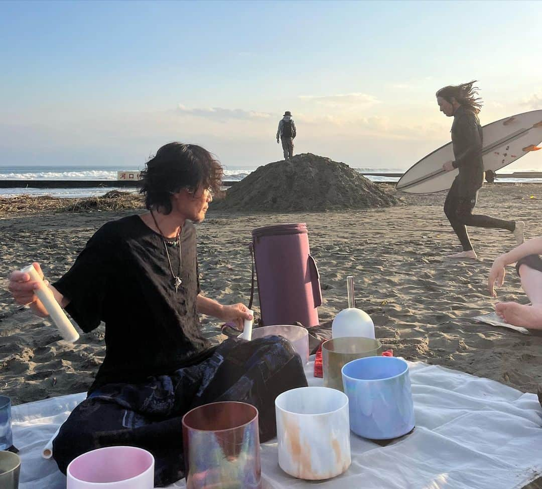 赤坂沙世さんのインスタグラム写真 - (赤坂沙世Instagram)「Birthday BBQ at beach   🌼まさかのウユニ塩湖出現 🌼もときさんの華麗なるオチ 🌼帰る帰る詐欺  一ヶ月前から計画してたbeach BBQ🏖️ 台風来てるから七月に延期かなぁと思ってたら、晴れた😳 しかもBBQ開始の時間ピッタリに合わせて晴れてくれた😳✨35歳でもしっかり晴れ女健在だったようで安心した。  そして私も全く予想してなかたったけど、ウユニ塩湖が出現して(笑)ウユニBBQが出来たり😳 みほりんがクリスタルボウルヒーリングを企画してくれて、みんなで浜辺で静かに音を感じてすごく平和な気持ちになったり☺️ クリスタルボウルを演奏してくれたモトキさんが最後のオチを作って全部持っていってくれたり😳(無事で本当に良かった🙏🏽) 友達が帰る帰る詐欺で、終電乗り遅れてくれてお泊まり会になったり🥰笑 本当に予想外の事の連続ドタバタ劇場だったけど全部最高の思い出🥰 なによりみんなの笑顔が見れて本当、私は幸せ者だ😊 素敵な新たなスタート切らせてくれてありがとう🌺」6月4日 22時08分 - sayoakasaka