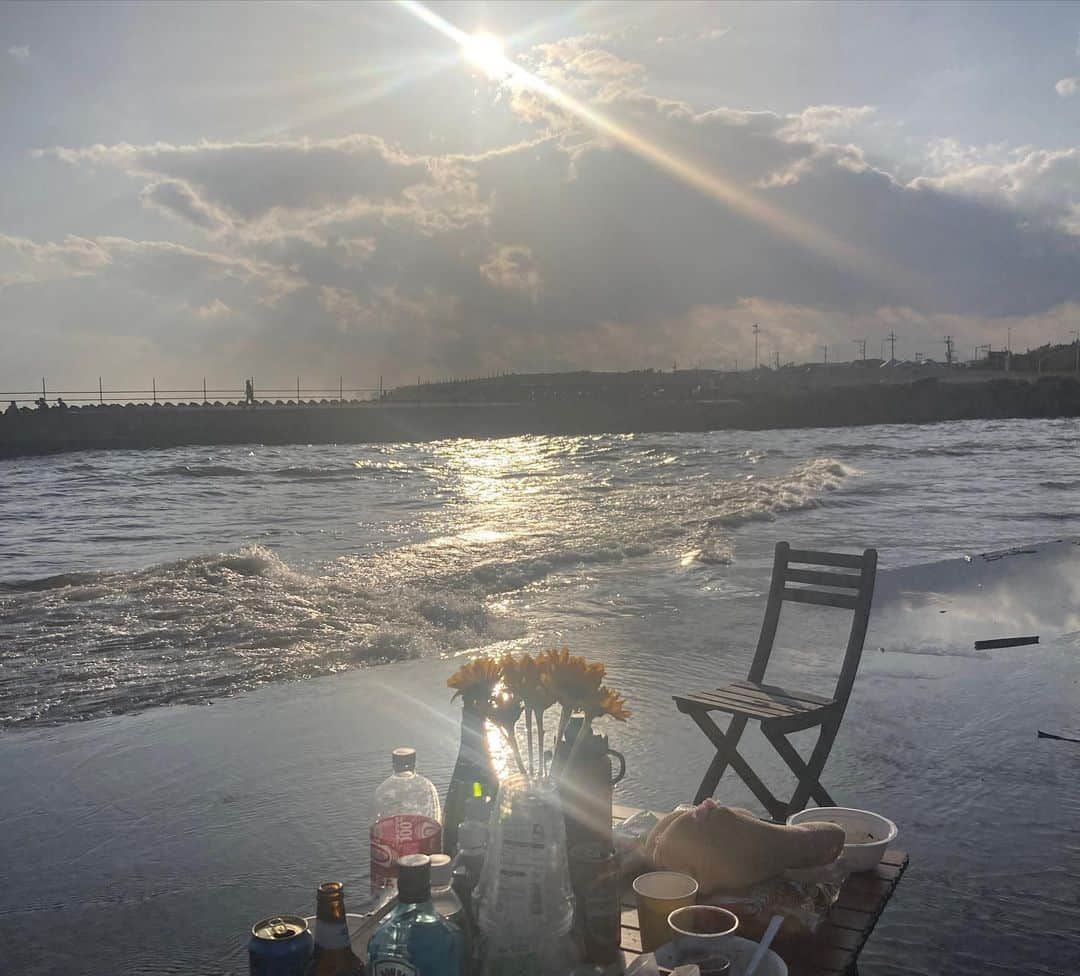 赤坂沙世さんのインスタグラム写真 - (赤坂沙世Instagram)「Birthday BBQ at beach   🌼まさかのウユニ塩湖出現 🌼もときさんの華麗なるオチ 🌼帰る帰る詐欺  一ヶ月前から計画してたbeach BBQ🏖️ 台風来てるから七月に延期かなぁと思ってたら、晴れた😳 しかもBBQ開始の時間ピッタリに合わせて晴れてくれた😳✨35歳でもしっかり晴れ女健在だったようで安心した。  そして私も全く予想してなかたったけど、ウユニ塩湖が出現して(笑)ウユニBBQが出来たり😳 みほりんがクリスタルボウルヒーリングを企画してくれて、みんなで浜辺で静かに音を感じてすごく平和な気持ちになったり☺️ クリスタルボウルを演奏してくれたモトキさんが最後のオチを作って全部持っていってくれたり😳(無事で本当に良かった🙏🏽) 友達が帰る帰る詐欺で、終電乗り遅れてくれてお泊まり会になったり🥰笑 本当に予想外の事の連続ドタバタ劇場だったけど全部最高の思い出🥰 なによりみんなの笑顔が見れて本当、私は幸せ者だ😊 素敵な新たなスタート切らせてくれてありがとう🌺」6月4日 22時08分 - sayoakasaka