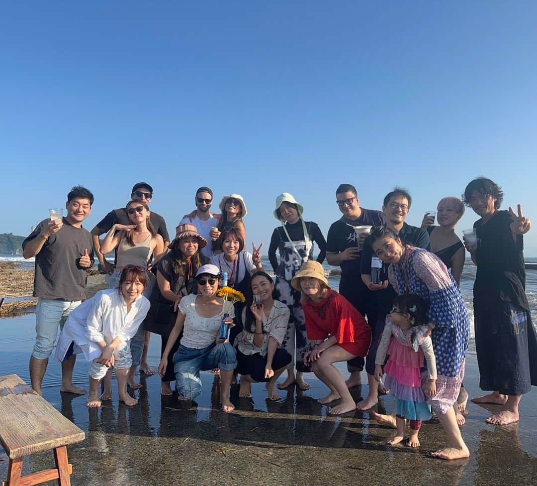 赤坂沙世さんのインスタグラム写真 - (赤坂沙世Instagram)「Birthday BBQ at beach   🌼まさかのウユニ塩湖出現 🌼もときさんの華麗なるオチ 🌼帰る帰る詐欺  一ヶ月前から計画してたbeach BBQ🏖️ 台風来てるから七月に延期かなぁと思ってたら、晴れた😳 しかもBBQ開始の時間ピッタリに合わせて晴れてくれた😳✨35歳でもしっかり晴れ女健在だったようで安心した。  そして私も全く予想してなかたったけど、ウユニ塩湖が出現して(笑)ウユニBBQが出来たり😳 みほりんがクリスタルボウルヒーリングを企画してくれて、みんなで浜辺で静かに音を感じてすごく平和な気持ちになったり☺️ クリスタルボウルを演奏してくれたモトキさんが最後のオチを作って全部持っていってくれたり😳(無事で本当に良かった🙏🏽) 友達が帰る帰る詐欺で、終電乗り遅れてくれてお泊まり会になったり🥰笑 本当に予想外の事の連続ドタバタ劇場だったけど全部最高の思い出🥰 なによりみんなの笑顔が見れて本当、私は幸せ者だ😊 素敵な新たなスタート切らせてくれてありがとう🌺」6月4日 22時08分 - sayoakasaka